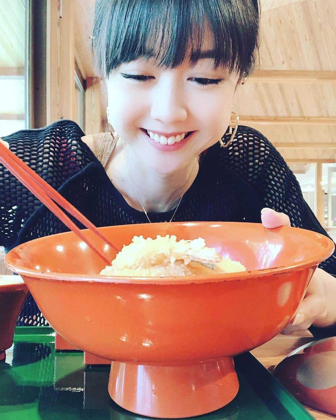 瑛蓮のインスタグラム：「器がデッカいってだけで、笑けながらご飯食べれて、得した気分ですけど、気を取られて味わうの忘れますね、やっぱり。  #瑛蓮 #でかい」