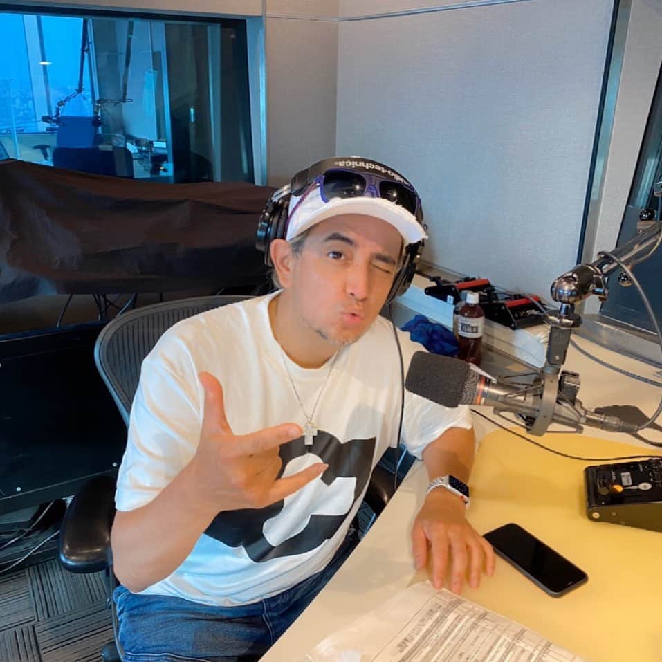 のインスタグラム：「今日は朝6時から5時間半の生放送📻お休み中のジョンカビラさんに代わって ＃jwave JK radio TOKYO Unitedお届けしました。いやー結構カロリー使いますね❗️でも朝のjwaveも楽しかった‼️そしてジョンさん来週には復帰のおしられも出来て何よりです。radikoのタイムフリーでも聞けますので良かったら珍しい朝タローも是非‼️」