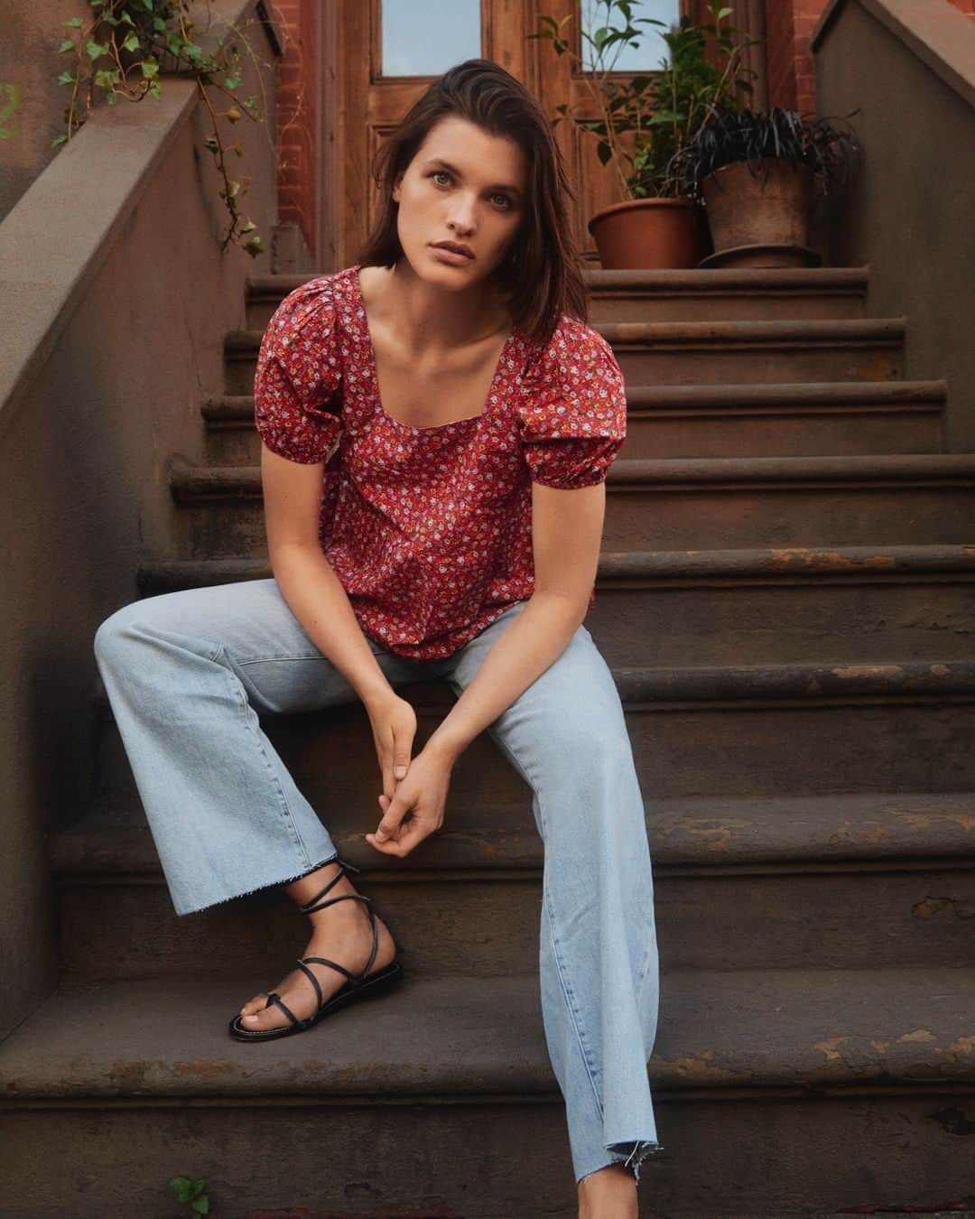 のインスタグラム：「AN INTIMATE GAZE | Home is where the heart is, as they say. For @juliavanos it is exactly like that: “Every time Max and I go out in the neighborhood, we run into friends and it makes it feel like home”. Discover the story at mango.com #MangoCollection」
