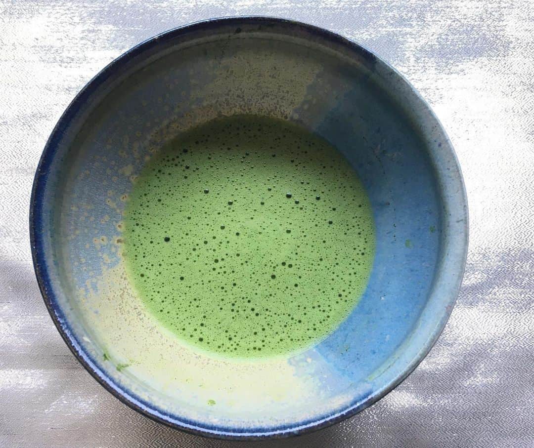 小橋めぐみのインスタグラム：「とらやの和菓子を頂いたので… 家族にお茶を点てました。 落ち着く。。🏠 #季節の生菓子 #若葉のかおり #とらや」