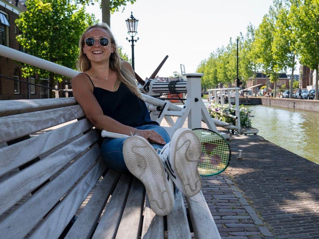 セレーナ・ピークのインスタグラム：「Good morning and happy Friday everyone. Two more sessions before it’s weekend. 😊🏸 📷: @henk_seppen #weesp」