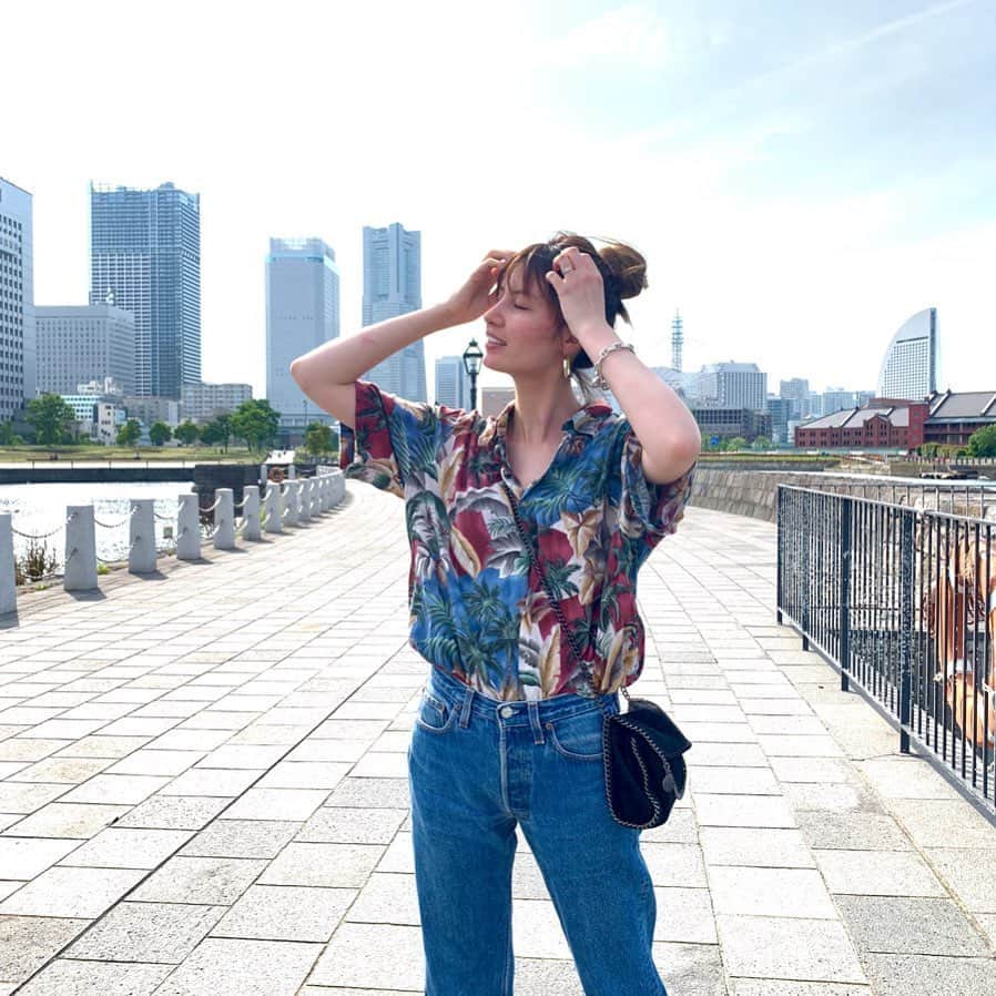 高松チェルシーリナのインスタグラム：「. みなとみらいの大さん橋へ家族でお散歩してきました🥰🌉☀️ 久々に海見たな〜♪🌊 見てるだけで癒される不思議なパワーがあるね、自然ってすばらしい💯 . #みなとみらい#大さん橋#お散歩#お散歩コーデ#ママコーデ#アロハシャツ#デニムコーデ#新米ママ#生後2ヶ月」