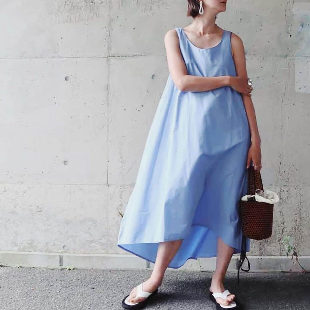 ジュジュのインスタグラム：「next→👗 . 幅、後ろに大きなタックを入れたバックスタイル... 丁度良いゆるさ♡ . なんと言ってもこだわったのは、フロントとバックの長さの大胆な高低差🗣 . 奇抜過ぎず、斬新で... . 一枚でキマるopに仕上げました🤲 . color→Blue/yellowGreen/black size→S.M展開 . 来週入荷予定✍️ ...coming soon . 🗣このシリーズはお伝えしたい魅力が沢山あるから いつかのタイミングでLive出来たら...🤍 . #mama#boysmama#girlsmmama #mamacoordinate#hrkフク #AkariH#apparel#fashion akarih#akarihchic#アカリ#AkariHapparel#アカリアパレル#2020pre ss#www.akari-h.jp」