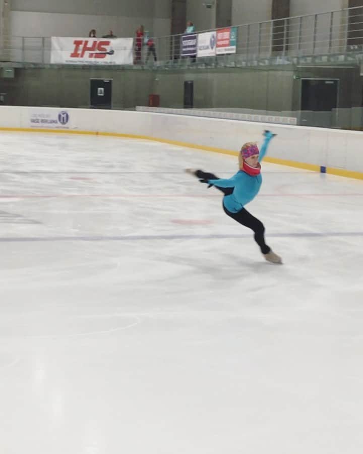 エリスカ・ブレジノワのインスタグラム：「No words needed 🥰⛸ 🤗#figureskating」