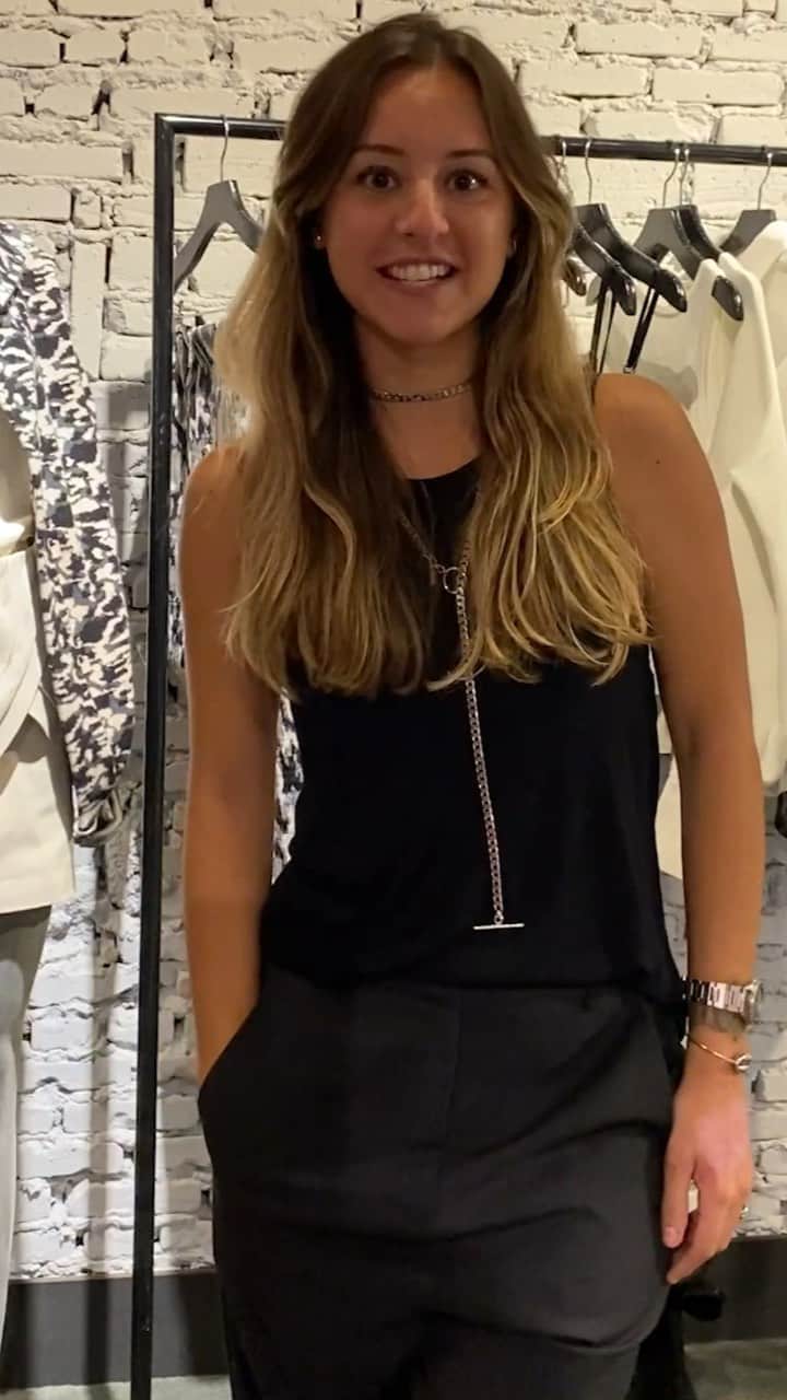 のインスタグラム：「A nossa gerente de estilo seleciona peças-chave da sale, que está com descontos de 40% em itens em preto e em branco selecionados. Encontre estas e outras roupas no site rosacha.com.br ou em uma de nossas lojas físicas abertas, que estão seguindo todas as medidas de saúde e higiene. #rosacha」