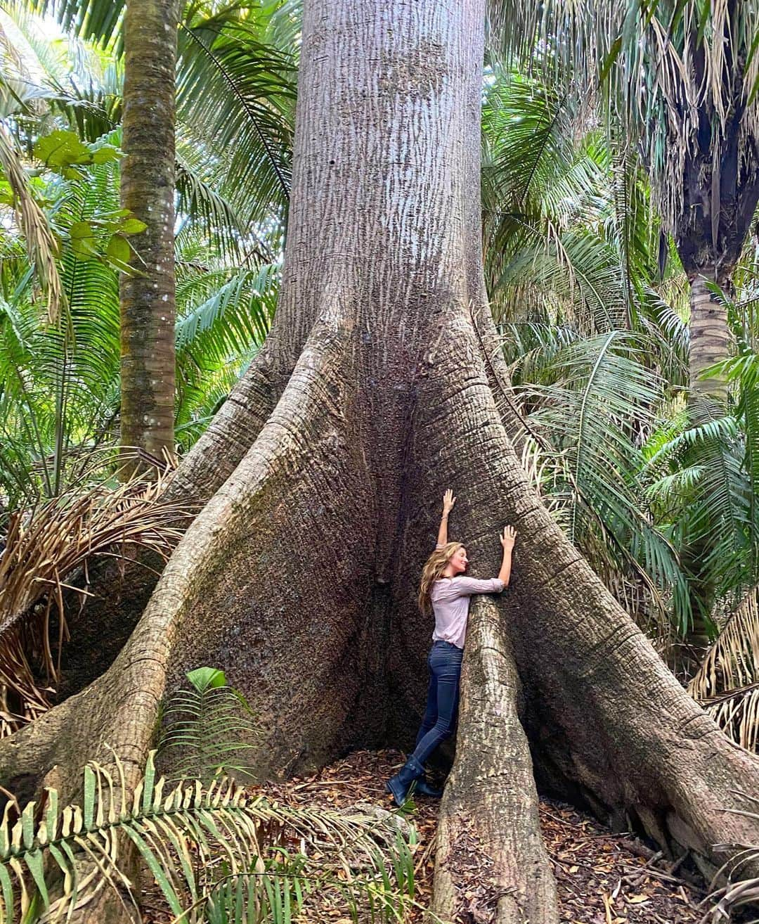 ジゼル・ブンチェンさんのインスタグラム写真 - (ジゼル・ブンチェンInstagram)「Today is World Environmental Day, and I couldn’t let it pass. The reason we are all here is because of Mother Nature, who supports all of life. She is our greatest teacher, and is always showing us the way, if only we would listen. She shows us that everything is interconnected and interdependent. When you think about it, her power come from her diversity and it depends on it to survive.Just like with people, our differences are our strengths, and we get stronger when we work together.  Nature doesn’t judge or divide. She nurtures. She reminds us that every form of life is sacred, and important, and has its own special role in creating balance, so all of life can flourish.  What creates unbalance in our world? Division. When man tries to divide nature, she is harmed and weakened and can even die. This is also true of humanity.  Nature has the answers- and by observing her, and mirroring back her example, we can start creating a more loving, supportive world where we can all thrive. This is our home, and our choices will help to create our future.  #Forhumanity #ForNature 🌎  Hoje é o Dia Mundial do Meio Ambiente e não poderia deixar passar em branco. A razão pela qual estamos todos aqui é por causa da Mãe Natureza, ela torna a vida possível. Ela é nossa melhor professora e está sempre nos mostrando o caminho. Só precisamos observar. Ela nos mostra que tudo está interconectado. Sua força vem de sua diversidade e ela depende disso para sobreviver. Assim como as pessoas, nossas diferenças nos complementam e nos tornamos mais fortes quando trabalhamos juntos. A natureza não julga ou divide. Ela nutre. Ela nos lembra que toda forma de vida é sagrada e importante, e tem seu papel fundamental para trazer equilíbrio para que toda a vida possa florescer. O que cria desequilíbrio em nosso mundo? Divisão. Quando o homem tenta dividir a natureza, ela é prejudicada e enfraquecida e pode até morrer. Isto também é verdade para a humanidade. A natureza tem muitas respostas - e, observando-a e seguindo seu exemplo,podemos começar a criar um mundo mais amoroso e solidário, onde todos podemos prosperar. Esta é a nossa casa - e as nossas escolhas vão ajudar a criar o nosso futuro.」6月6日 1時19分 - gisele