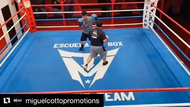 のインスタグラム：「#Repost @miguelcottopromotions ・・・ El ex campeón @angeltitoacosta entrena a puertas cerradas de cara a conquistar su 2da división @goldenboy @realmiguelacotto」