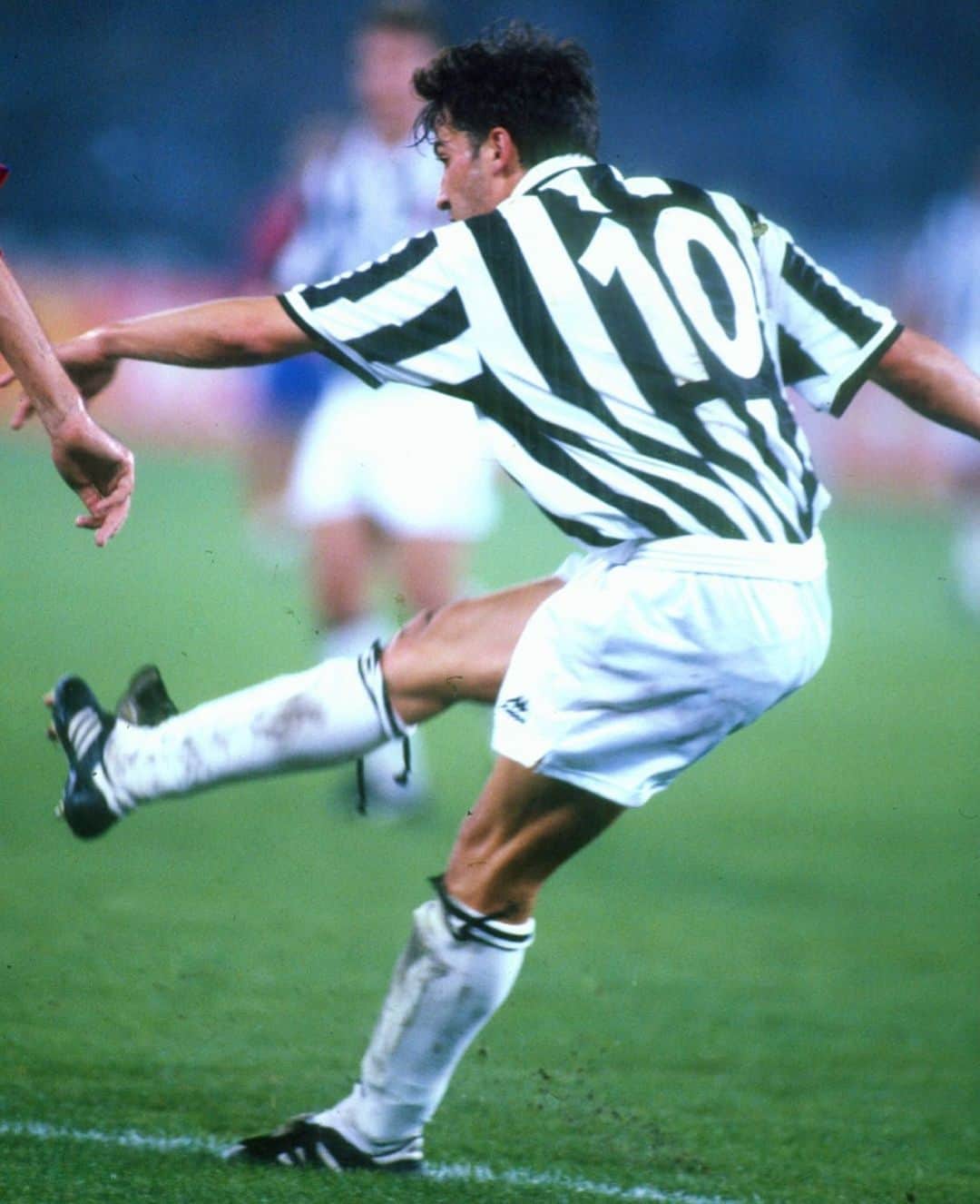 アレッサンドロ・デル・ピエロのインスタグラム：「Gli amici di @serieaoperazionenostalgia mi hanno fatto una domanda alla quale, vorrei che rispondeste tutti voi: Qual è il mio "Gol alla Del Piero" più bello?  Ne parleremo con una diretta Instagram, domani alle ore 18.00, vi aspettiamo! #ADP10 🤪」