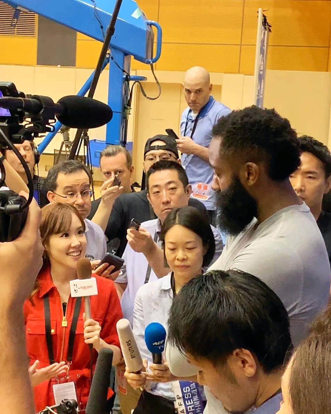 メロディー・モリタさんのインスタグラム写真 - (メロディー・モリタInstagram)「The NBA 2019-2020 season is tentatively set to resume on July 30th at Walt Disney World (ESPN Wide World Of Sports complex) in Florida! The 22 teams eligible to play include both the Washington Wizards and Memphis Grizzlies, so this is exciting news for the Japanese fans as well. * Due to the pandemic, the season was suspended back in March, and countless discussions took place to carefully plan if/when it would be possible to start the season back up again. Since I've been unable to report and cover the playoffs onwards that I was scheduled to, I've been watching a lot of basketball films lately waiting for the official announcement. The remainder of the season will be drastically different in many ways (such as without fans, strict precautions, etc.), but moving forward in a positive direction will provide us strength and hope during this time.✨ I truly wish all forms of sports, art, businesses, academics, etc. will gradually be able to resume activities and that we all continue to stay safe and connected.  NBA 2019-2020シーズンの再開日が7月30日、フロリダのウォルト・ディズニー・ワールドで開催予定と発表されました✨ まだ様々な調整が必要ですが参加可能とされた22チームには八村塁選手が所属のウィザーズと、2-wayプレイヤー渡邊雄太選手のグリズリーズも含まれていますので、日本の方々も楽しみが倍増です。  3月11日からシーズンが中断となり、プレーオフでの現地リポートの予定もキャンセルとなっていた中、過去のスーパープレー映像などを見てウズウズしていました。今までにない形となる無観客での新たなNBAとなる様ですが、私たちに再び勇気と希望を与えてくれることでしょう✊✨ これから全てのスポーツ、そして様々なジャンルの活動が日常に戻り、私たちも普通にそれを心から楽しめる日が早く来る事を願うばかりです。」6月6日 2時08分 - melodeemorita