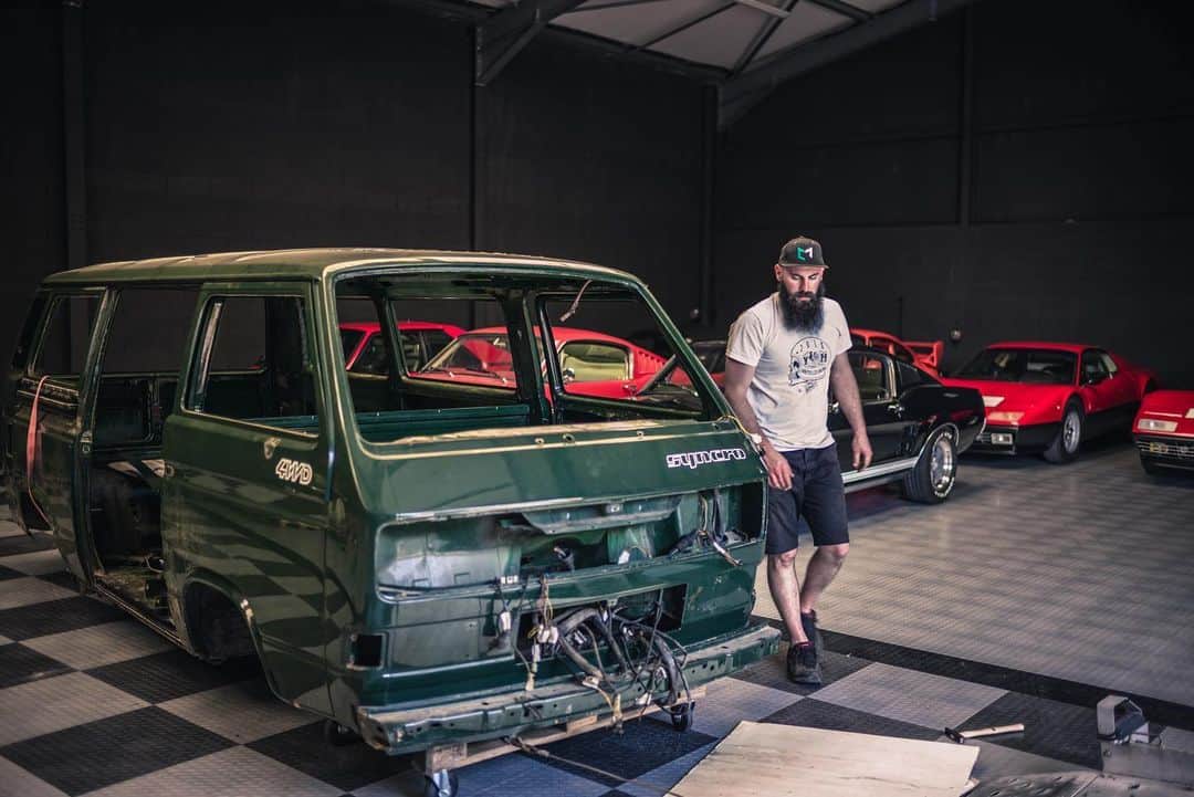 アンドレ・ロッテラーのインスタグラム：「My #vwt3syncro is off to the body shop :-) Will turn it into a off road camper. Suggestions on parts are welcome 👍」