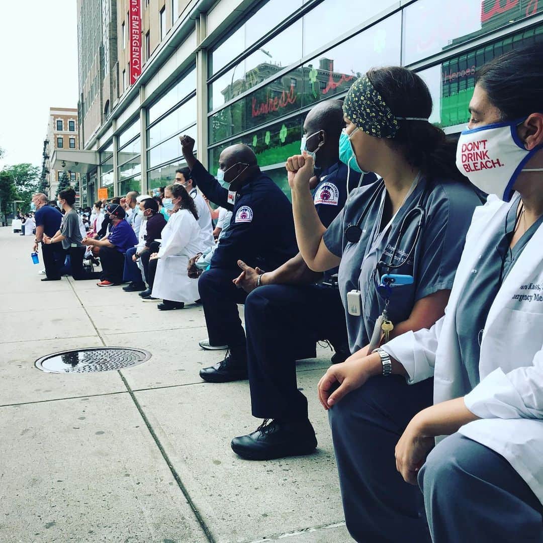 アンバー・タンブリンさんのインスタグラム写真 - (アンバー・タンブリンInstagram)「POWERFUL. I just witnessed this: NYC doctors taking a knee for over 8 minutes in Manhattan to honor #GeorgeFloyd and #BreonnaTaylor and stand in solidarity with protesters across the country, as they have stood with our healthcare professionals. #BlackLivesMatter」6月6日 2時15分 - amberrosetamblyn