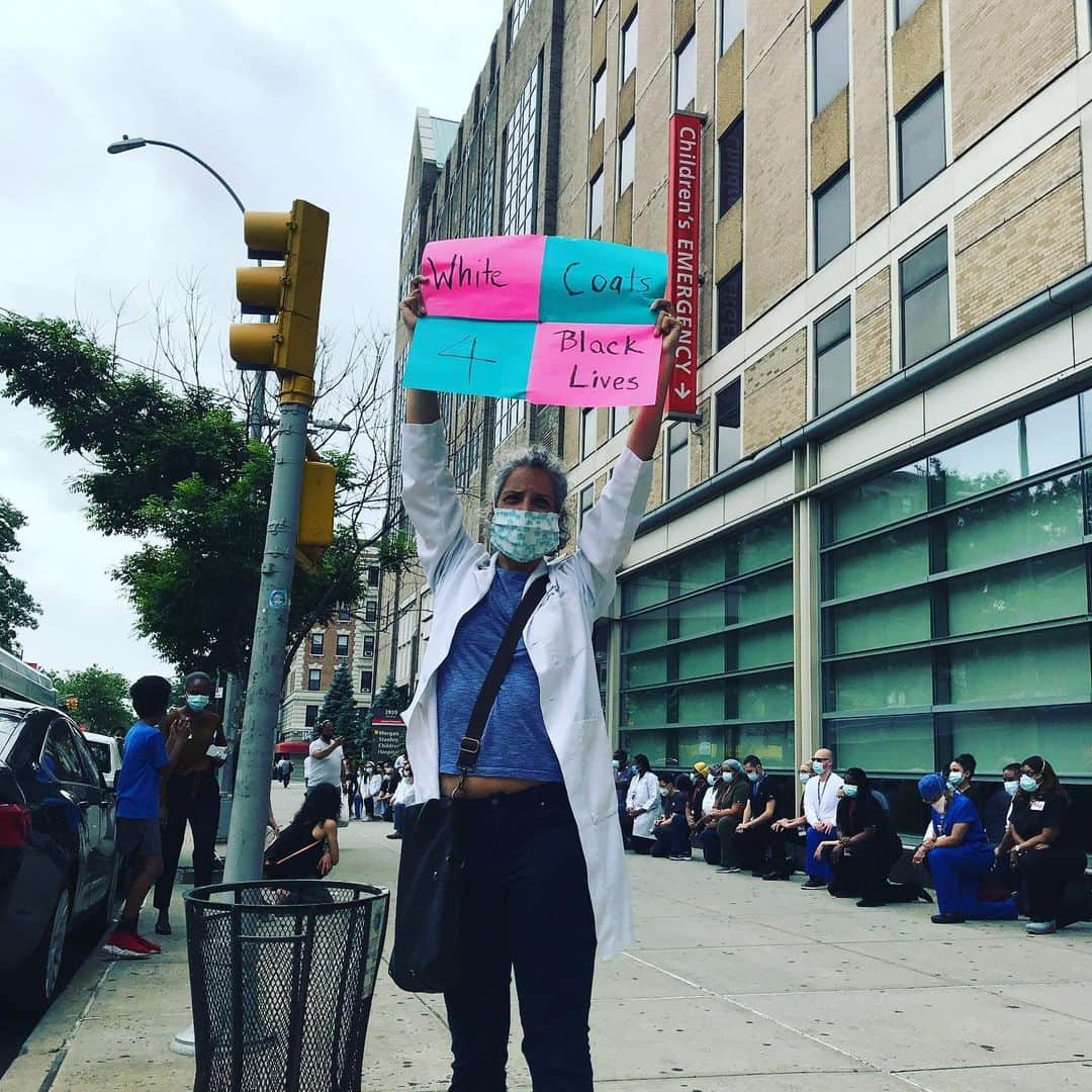 アンバー・タンブリンさんのインスタグラム写真 - (アンバー・タンブリンInstagram)「POWERFUL. I just witnessed this: NYC doctors taking a knee for over 8 minutes in Manhattan to honor #GeorgeFloyd and #BreonnaTaylor and stand in solidarity with protesters across the country, as they have stood with our healthcare professionals. #BlackLivesMatter」6月6日 2時15分 - amberrosetamblyn