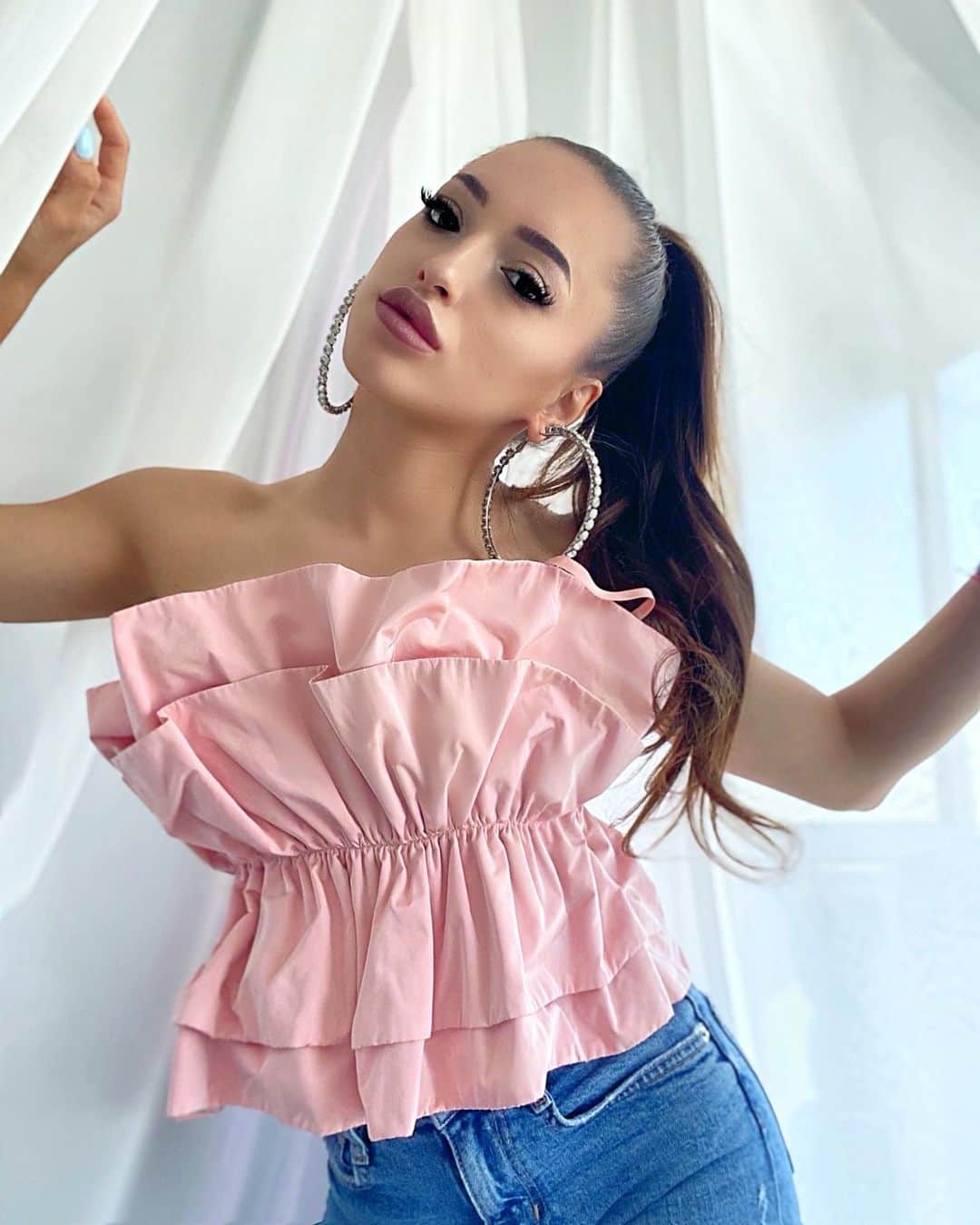 ラリサ・ヨルダケのインスタグラム：「Foloseste timpul in favoarea ta💜」