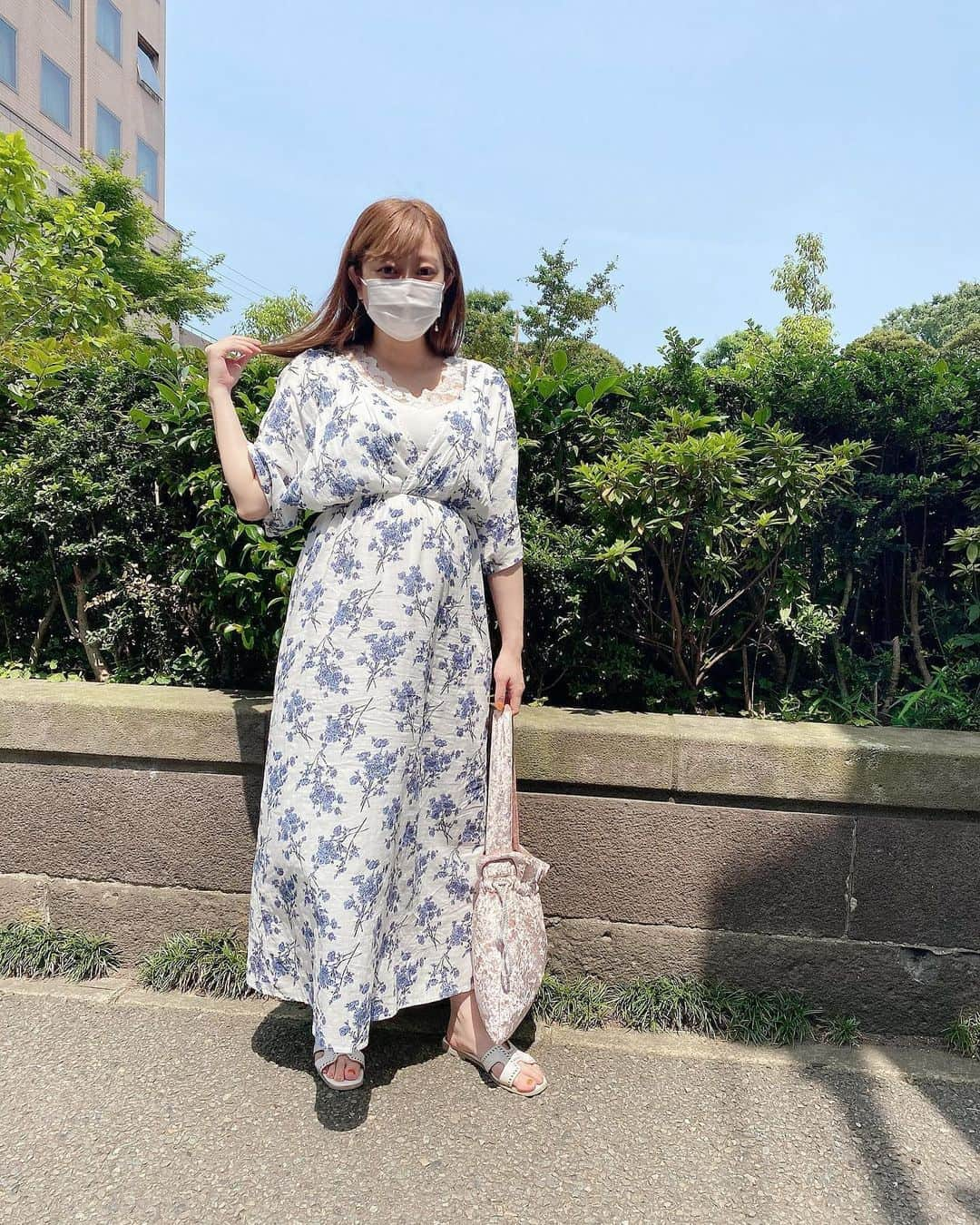 菊地亜美さんのインスタグラム写真 - (菊地亜美Instagram)「. 昨日たった1時間歩いただけで全身筋肉痛😂💛 今日も暑かったーー🥵🔥 病院帰りに📸 ワンピース… @fifth_store  プチプラパレード🏖 本格的に夏近づいてきたね🌴🌈 . #ootd #coordinate #fifth #fifthtl #フィフス #フェミニン #ワンピース #160cm以上コーデ #マタニティコーデ #バックシャンカシュクールフラワーワンピース #妊娠8ヶ月 #プチプラコーデ」6月5日 17時38分 - amikikuchi0905