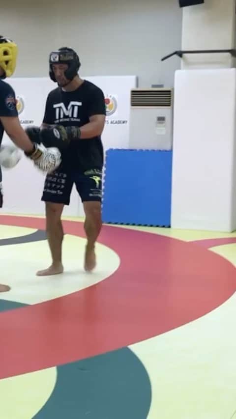長谷川賢のインスタグラム：「上原さんとのスパーは緊張感たっぷり。  #onechampionship #mma #martialarts #kenhasegawa #training #japan #me #gym #workout #fitness #hardwork #likes #k1 #follow #grappling #格闘技 #トレーニング #筋肉 #試合  #総合格闘技 #ワークアウト #フィットネス #キックボクシング #ボクシング　#長谷川賢」