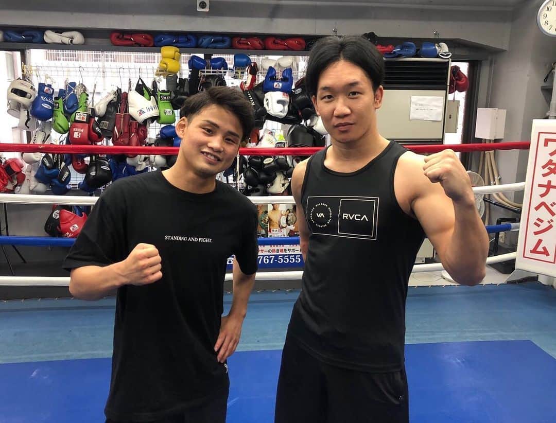 京口紘人のインスタグラム：「. . . 今日は朝倉未来選手と待望のコラボ撮影でした！ . . @mikuruasakura . . . イメージとは裏腹にインテリで格闘IQが半端じゃない方でした！ . . 近日中にYouTubeにあげるので楽しみにしててください！ . . にしても想像以上に面白い撮影だったなぁ。。。笑 . . #京口紘人 #hirotokyoguchi #boxing #朝倉未来 #mikuruasakura  #RIZIN #mma」