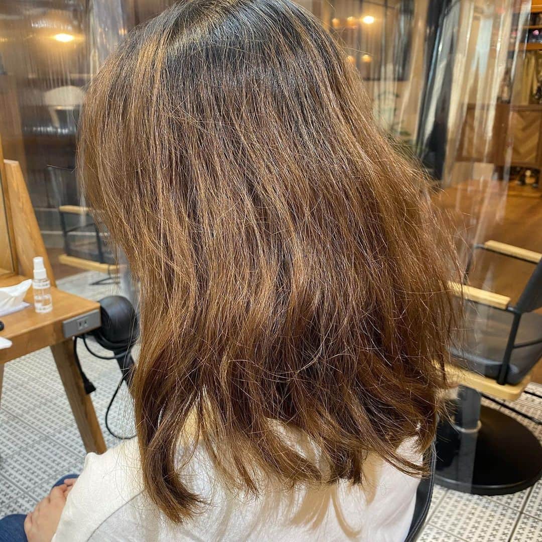 都丸ちよさんのインスタグラム写真 - (都丸ちよInstagram)「. . ショートにしました！ . やっっっと 美容院いけたーー！ コロナ怖いなーなんて思ってたら半年ぶりの美容院になってしまいました。 自粛がんばった証です🥺✨ . ショートは8年ぶりくらい！ のびにのびまくったパサ毛を素敵に仕上げて頂きました！ 頭軽いし最高😍 重心が上にあがって首が長く、足も長く見てる！！！ 匠カット🙌さすがプロショートカッター！ . @moriders さん神✨ . これはショートやめられないかも🥺✨ . .」6月5日 17時47分 - chiyo_tomaru