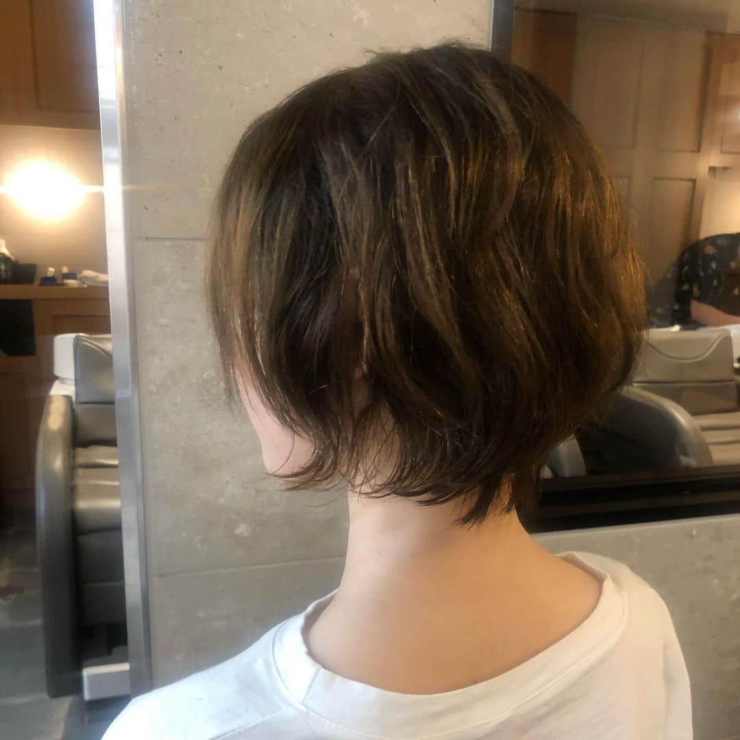 都丸ちよさんのインスタグラム写真 - (都丸ちよInstagram)「. . ショートにしました！ . やっっっと 美容院いけたーー！ コロナ怖いなーなんて思ってたら半年ぶりの美容院になってしまいました。 自粛がんばった証です🥺✨ . ショートは8年ぶりくらい！ のびにのびまくったパサ毛を素敵に仕上げて頂きました！ 頭軽いし最高😍 重心が上にあがって首が長く、足も長く見てる！！！ 匠カット🙌さすがプロショートカッター！ . @moriders さん神✨ . これはショートやめられないかも🥺✨ . .」6月5日 17時47分 - chiyo_tomaru