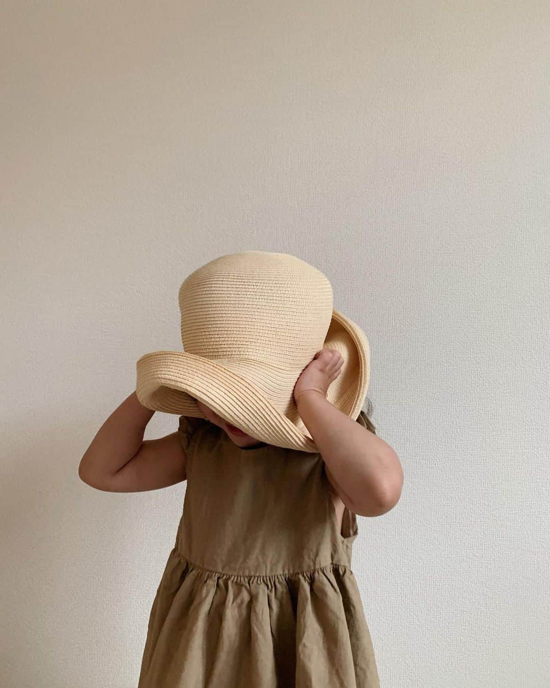 菅谷梨沙子さんのインスタグラム写真 - (菅谷梨沙子Instagram)「今日も暑かったな☀︎ 私の帽子をぐにゃんっと曲げてゲラゲラ…笑 謎の遊びをしていた娘をパシャリ📷  #2歳#女の子#kidsfashion」6月5日 17時54分 - risako_sugaya
