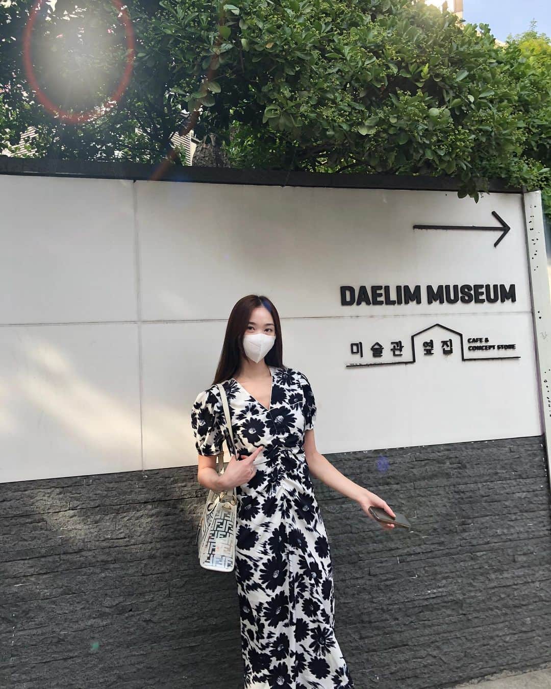 イユエリンのインスタグラム：「전시는 별로였지만  동네가 사랑스러우니 기부니가 좋고🌱」