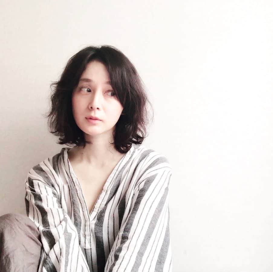 竹中友紀子のインスタグラム：「#おウチ時間  おウチで過ごしてきた2ヶ月の間にすっかり季節を飛びこえて、部屋着もいつの間にか綿麻素材のワンピースが定番に。 2ヶ月前はウール着てたのに… そりゃ髪も伸びるワケだ^^;」
