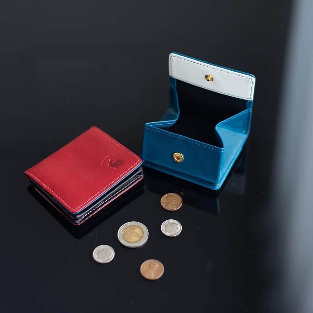 e-monoのインスタグラム：「プチギフトにピッタリなBOXコインケース。背面に名入れもできますので、大切なあの人への想いをカタチにして贈ることができます🎁」