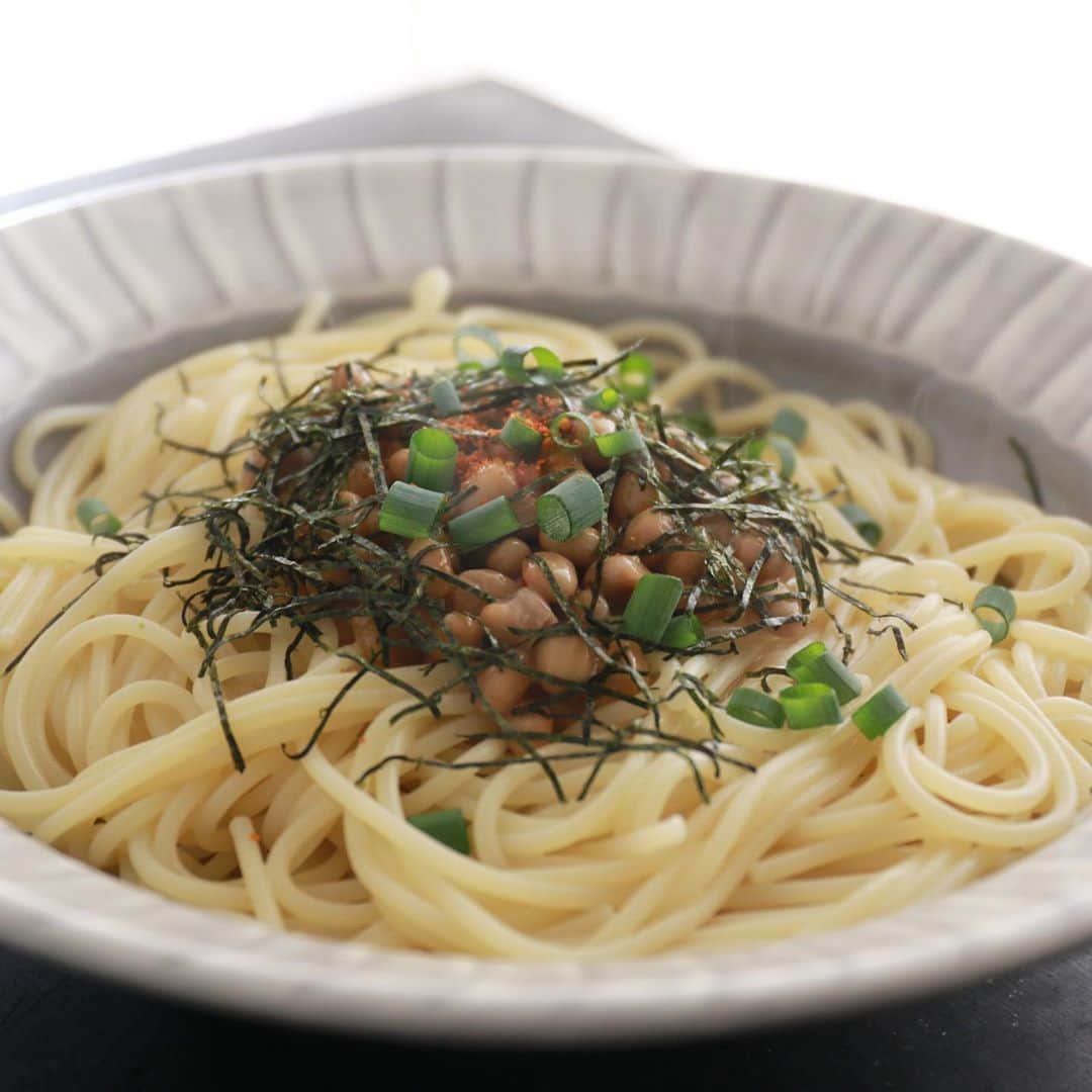 馬場裕之のインスタグラム：「納豆パスタ🍝冷製納豆パスタ🍝  YouTube【馬場ごはん】 簡単な作り方紹介してます✨ ▷ @hiro88 こちらからみて是非作ってみて下さい🤗 ーーーーーーーーーーーーーーーー ... 『材料』... 納豆パスタ🍝 パスタ9分茹で100g 納豆1パック 白だし10ml（めんつゆでも） 水60ml バター10g 小ネギ 刻み海苔  冷製納豆パスタ🍝 カッペリーニ80g 納豆1パック 生卵1個 白だし15ml（めんつゆでも） オリーブオイル大さじ1 大葉 みょうが 刻み海苔 納豆パックの裏技も紹介してまーす😜 #おうち時間  #おうちご飯  #吉本自宅劇場  #馬場ごはん」
