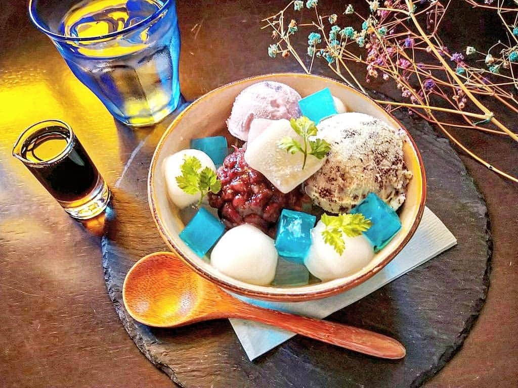おいもカフェ金糸雀のインスタグラム：「. あじさいの時期の鎌倉をイメージした季節限定『おいも鎌倉アジサイあんみつ』。 水色のチョコミントアイスの周りを紫芋アイスやミントゼリーで彩り、明月院の紫陽花を表現してみました♪ . #おいもカフェ金糸雀 #おいもカフェ #鎌倉 #小町通り#湘南 #神奈川#カフェ #鎌倉カフェ #湘南カフェ #神奈川カフェ #鎌倉スイーツ #鎌倉グルメ #鎌倉デート #鎌倉散歩 #鎌倉旅行 #あんみつ #スイーツ #あじさい #アジサイ #紫陽花 #チョコミント #チョコミントあんみつ #チョコミントスイーツ #チョコミントアイス #チョコミント好き #チョコミン党 #明月院 #明月院ブルー #kamakura #가마쿠라 . 《おいもカフェ金糸雀》 営業時間：10:00-18:00(L.O.17:30) 定休日：水曜日 248-0006 神奈川県鎌倉市小町2-10-10 小町TIビル1F TEL：0467-22-4908」