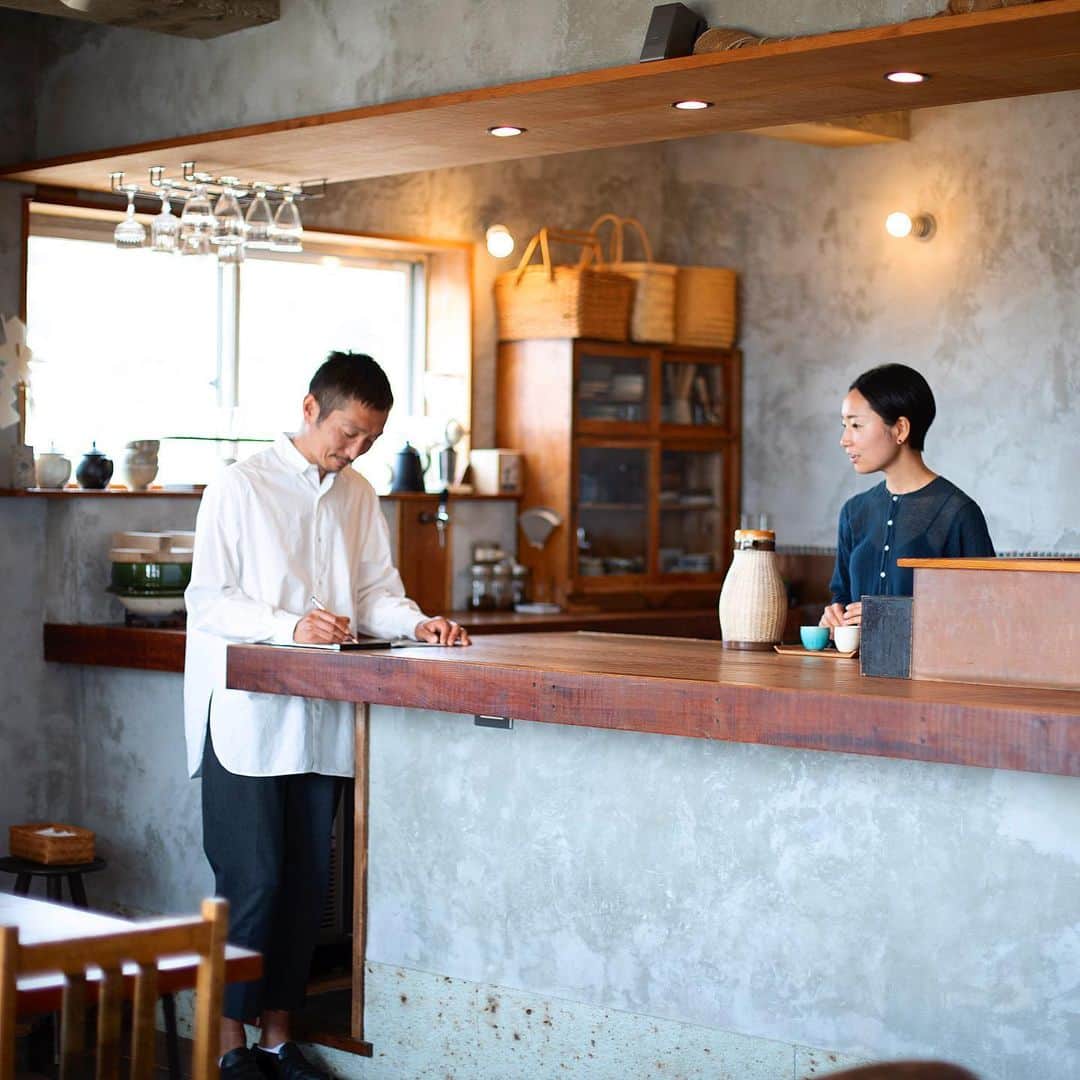 Hanako公式さんのインスタグラム写真 - (Hanako公式Instagram)「ふたりの好きな鎌倉が詰まった、海辺の宿と暮らし🦕﻿ ﻿ 〈aiaoi〉は6室だけの小さなホテル。それだけに、オーナーである小室さん夫妻のこだわりが隅々まで行き届いています。﻿ ﻿ 1. チェックインなどを行うラウンジはカフェにもなり、宿泊者以外でも鎌倉周辺のビールやコーヒー、スイーツなどがいただける。﻿ 2. 世界中の生地などを扱う〈ファブリックキャンプ〉とともに製作した寝間着。﻿ 3. 大工仲間たちと手掘りした床は、足触りがよく気持ちがいい。﻿ 4. 近所の魚屋や漁師から直接買った魚やタコ、わかめなどでつくる朝食。﻿ 5. 自宅の縁側に置かれた古いテーブルと椅子がリラックスできる場所。庭の自然も満喫できる。﻿ ﻿ 【Hanako1185号_鎌倉の暮らしに学ぶ発売！】﻿ #Hanako #Hanako_magazine #stayhome #外出自粛 #おうち時間 #おこもり #ポジティブおこもり #日々の暮らしを楽しむ #丁寧な暮らし #おうちカフェ #コーヒーのある暮らし #おやつの時間 #おうちごはん #部屋作り #シンプルな暮らし #鎌倉#鎌倉グルメ#鎌倉暮らし#鎌倉散歩 #aiaoi #photoby_YumiSaito」6月5日 18時15分 - hanako_magazine