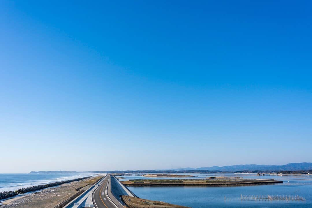 福島県さんのインスタグラム写真 - (福島県Instagram)「【松川浦】  荒々しい大海原と空を映す内海のコントラスト。間を走るのは復興のシンボル、大洲松川ライン。魚市場では威勢の良い声が響き渡ります。  #松川浦 #相馬市  #相双 #福島県  #somacity #fukushima  #traveljapan  #futurefromfukushima  #ふくしまからはじめよう #おうちからはじめよう」6月5日 18時15分 - realize_fukushima