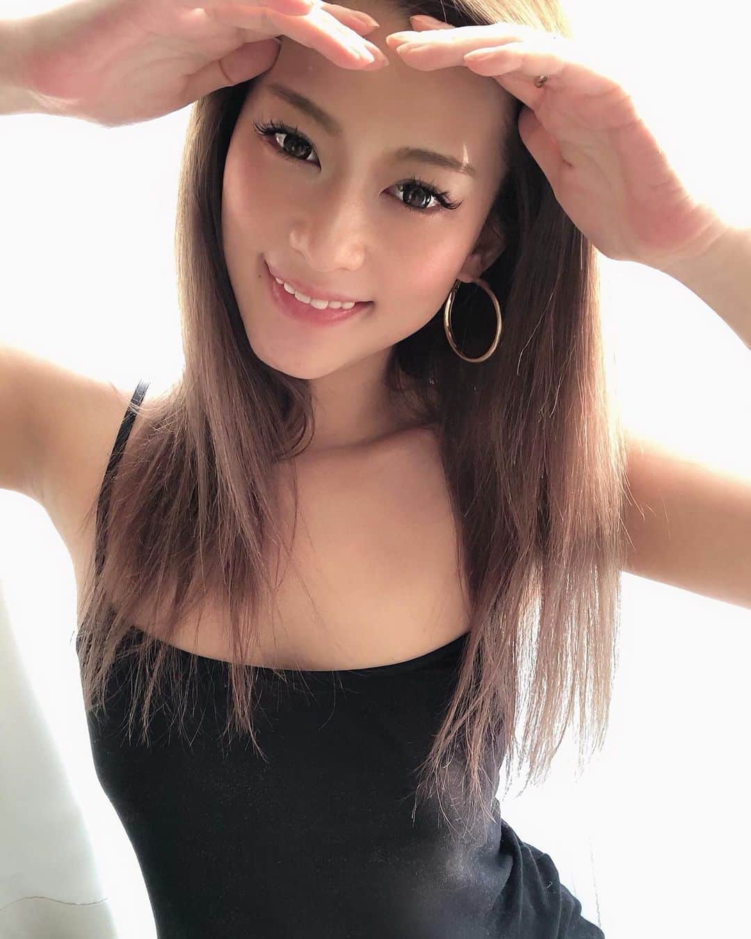 長谷川唯のインスタグラム：「・ ・ 日差しが眩しいポーズ☀️今日は歯医者さんに行ってインプラントの話しを聞いてご満足なわたしです✌🏻✨綺麗になるといいな🤍 ・ ・ #smile #happy #love #summer #me #today #笑顔が人を幸せにする #今日はたいきの誕生日なんです」