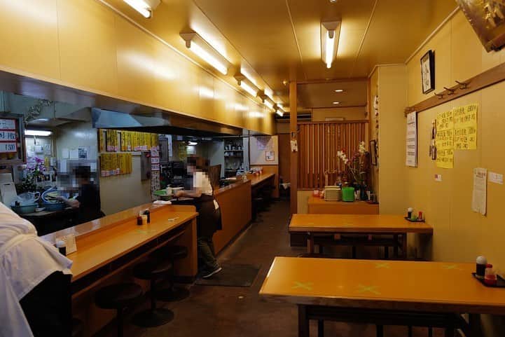 福岡グルメ 福岡ランチ「デビログ」さんのインスタグラム写真 - (福岡グルメ 福岡ランチ「デビログ」Instagram)「大名にある『天ぷら だるま』でランチ。 ここは木曜日以外は昼休み無しの通し営業なので、ランチ難民になった時は助かる🙆‍♂️ 高菜とイカの塩辛はサービスだから、混雑する昼の時間帯を避ければ、昼飲みもできるね🍻 今回は「天ぷら定食 (魚3、イカ1、野菜1)」 900円(税込)にえび、ぶた、かしわを追加して1,700円(税込)。 茄子の天ぷらが熱々、サクサクでバリウマやった😋👌 火傷に注意せんといかんね。 . #天ぷらだるま #福岡市中央区大名 1丁目2-15 092-714-3015 火、水、金 11:30～21:00 木 11:30～16:00 18:00～21:00 土、日、祝 12:00～21:00 定休日：月曜日 . ♦️福岡グルメ 福岡ランチの店舗探しならブラウザで「デビログ」で検索👉 ♦️お得な情報やディープな店舗情報はブラウザで「もっとデビログ」で検索👉 . #福岡天ぷら #大名 #大名グルメ #大名ランチ #福岡ランチ難民 #福岡天ぷら定食 #福岡 #博多 #fukuokapics #fukuoka #fukuokacity #hakata #fukuokagourmet #IGersJP #ig_japan #福岡グルメ #福岡ランチ #福岡ごはん #福岡ご飯 #食べログ福岡 #福岡飯 #福岡食べ歩き #福岡インスタグルメ #インスタグルメ福岡」6月5日 18時19分 - devi_takahashi