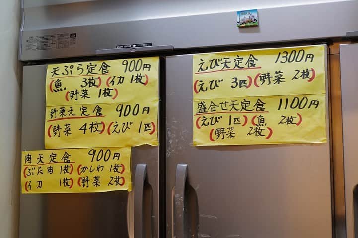 福岡グルメ 福岡ランチ「デビログ」さんのインスタグラム写真 - (福岡グルメ 福岡ランチ「デビログ」Instagram)「大名にある『天ぷら だるま』でランチ。 ここは木曜日以外は昼休み無しの通し営業なので、ランチ難民になった時は助かる🙆‍♂️ 高菜とイカの塩辛はサービスだから、混雑する昼の時間帯を避ければ、昼飲みもできるね🍻 今回は「天ぷら定食 (魚3、イカ1、野菜1)」 900円(税込)にえび、ぶた、かしわを追加して1,700円(税込)。 茄子の天ぷらが熱々、サクサクでバリウマやった😋👌 火傷に注意せんといかんね。 . #天ぷらだるま #福岡市中央区大名 1丁目2-15 092-714-3015 火、水、金 11:30～21:00 木 11:30～16:00 18:00～21:00 土、日、祝 12:00～21:00 定休日：月曜日 . ♦️福岡グルメ 福岡ランチの店舗探しならブラウザで「デビログ」で検索👉 ♦️お得な情報やディープな店舗情報はブラウザで「もっとデビログ」で検索👉 . #福岡天ぷら #大名 #大名グルメ #大名ランチ #福岡ランチ難民 #福岡天ぷら定食 #福岡 #博多 #fukuokapics #fukuoka #fukuokacity #hakata #fukuokagourmet #IGersJP #ig_japan #福岡グルメ #福岡ランチ #福岡ごはん #福岡ご飯 #食べログ福岡 #福岡飯 #福岡食べ歩き #福岡インスタグルメ #インスタグルメ福岡」6月5日 18時19分 - devi_takahashi