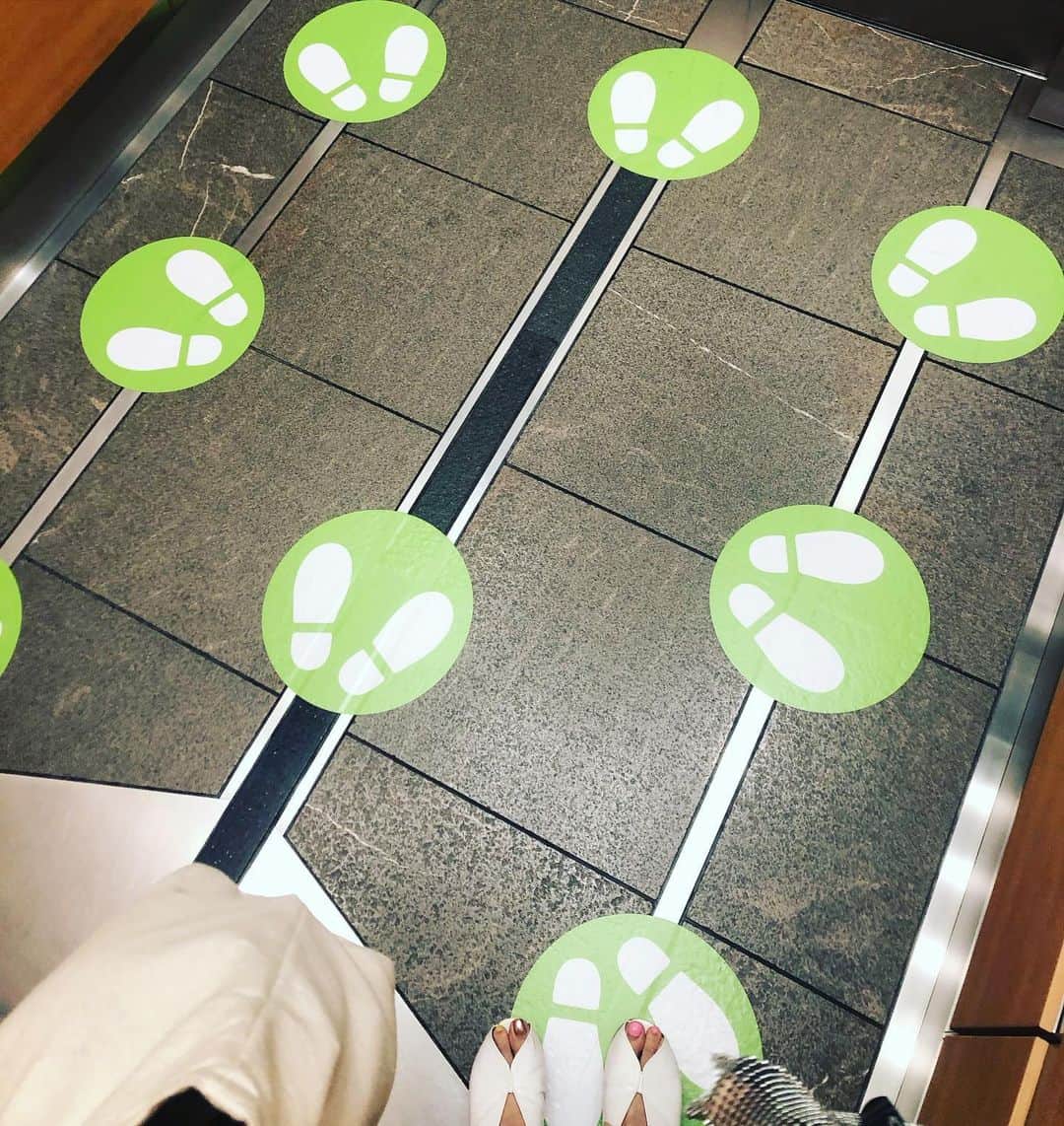阿部洋子さんのインスタグラム写真 - (阿部洋子Instagram)「👣👣 #エレベーターの中も、 #ソーシャルディスタンス  今朝の #六本木ヒルズ  #そら豆 に見えたあたすって😱  #ootd #sotd」6月5日 18時21分 - hirocoring