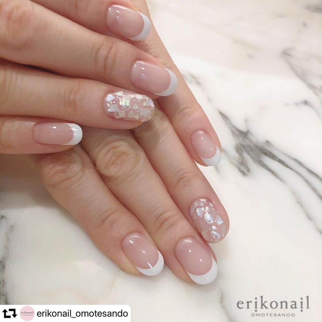 エリコネイルさんのインスタグラム写真 - (エリコネイルInstagram)「. erikonail OMOTESANDO（ @erikonail_omotesando ） . フレンチに涼やかなシェルがアクセントなデザイン✨ . Design by 渡部さん . . . #repost @erikonail_omotesando ・・・ フレンチ🐚 ・ .｡.:*シェル人気です*:.｡. ・ ・ ・ ・ OMOTESANDO 渡部 ・  #erikonail #erikonail渡部亜矢子  #エリコネイル #エリコネイル表参道 #ネイル#ネイルアート #ネイルデザイン #シェル#シェルネイル#フレン #ジェルフレンチ#フレンチネイル #ジェルネイル #サロン#ネイルサロン #人気デザイン#人気ジェル#モアジェル #大人可愛い#上品ネイル  #可愛い #シンプルネイル #黒崎えり子 #黒崎えり子ネイルビューティカレッジ  #表参道ネイルサロン #gelnails」6月5日 18時31分 - morecouture_jp