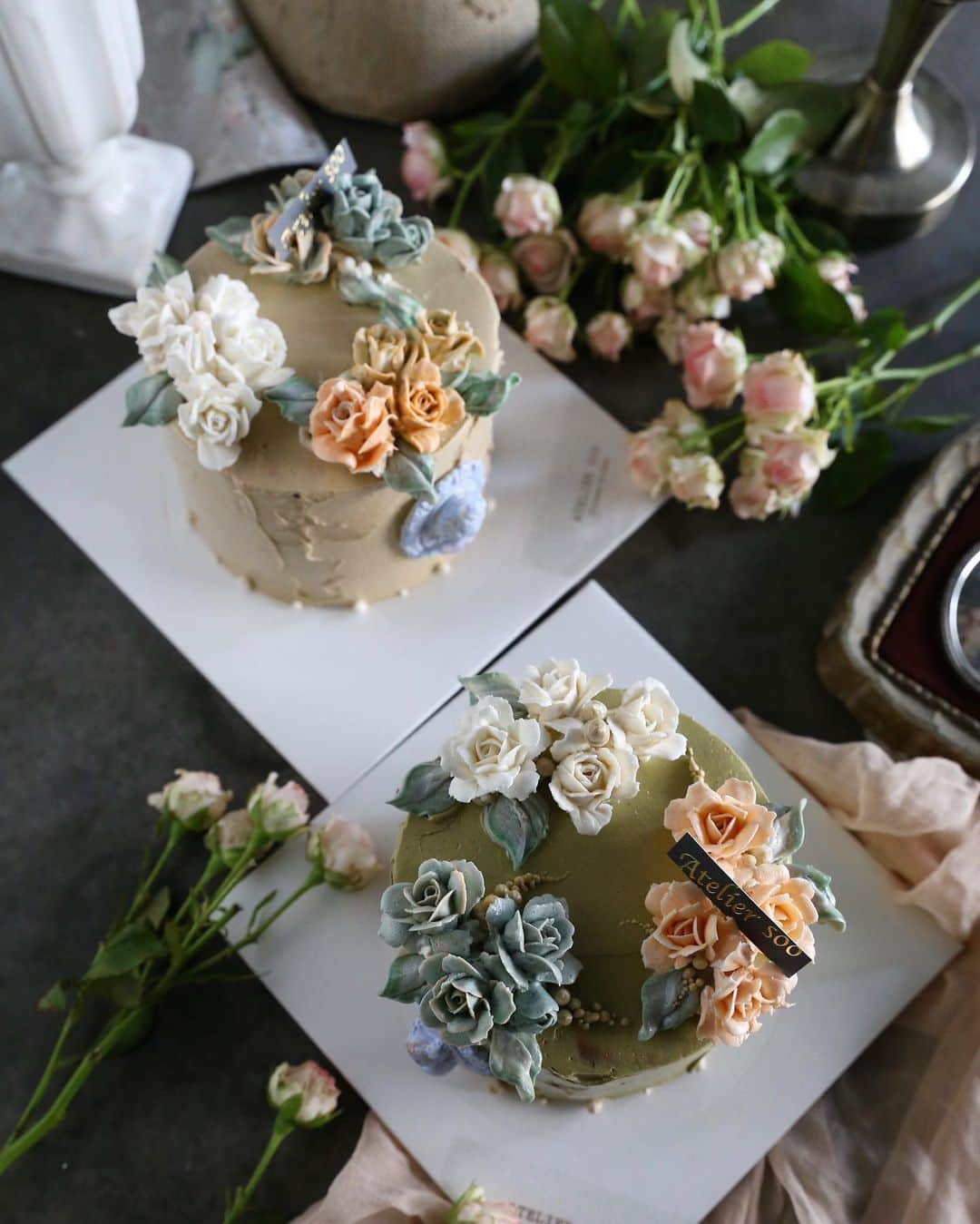 청담 수케이크 (atelier soo)さんのインスタグラム写真 - (청담 수케이크 (atelier soo)Instagram)「ㅡ Sooclass Basic ⚜️ @yujinatelier_flowercake 반가운선생님과 💚 ㅡ #파이핑사랑 #컬러사랑 #플케사랑 #flower #cake #flowercake #partycake #birthday #bouquet #buttercream #baking #wilton #weddingcake ㅡ www.soocake.com vkscl_energy@naver.com」6月5日 18時31分 - soocake_ully
