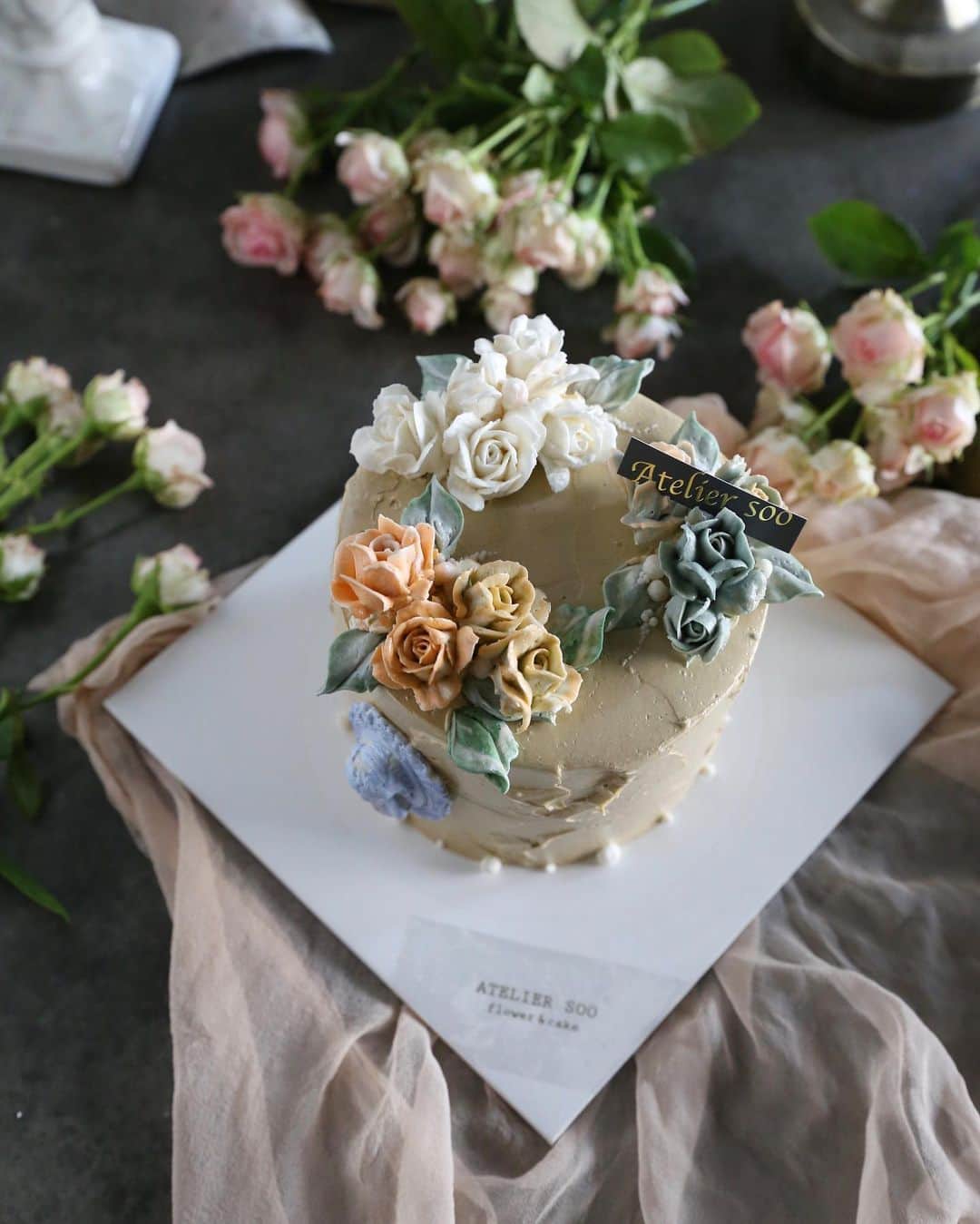 청담 수케이크 (atelier soo)さんのインスタグラム写真 - (청담 수케이크 (atelier soo)Instagram)「ㅡ Sooclass Basic ⚜️ @yujinatelier_flowercake 반가운선생님과 💚 ㅡ #파이핑사랑 #컬러사랑 #플케사랑 #flower #cake #flowercake #partycake #birthday #bouquet #buttercream #baking #wilton #weddingcake ㅡ www.soocake.com vkscl_energy@naver.com」6月5日 18時31分 - soocake_ully