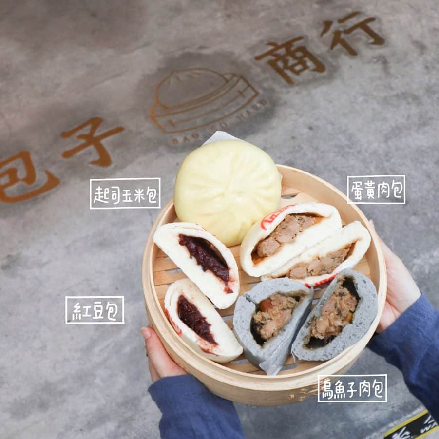 4foodie, for foodieさんのインスタグラム写真 - (4foodie, for foodieInstagram)「感謝 @earth85_ 的分享🙏🏻 🔹標記 #4foodieforfoodie 就有機會讓我們分享你的文章哦🔹 📍New Taipei City, Taiwan 包子商行 / 辣味肉包 蛋黃肉包 烏魚子肉包 香菇蔬菜包 生巧克力包 紅豆包 起司玉米包 / $25 $30 $70 $25 $25 $20 $25 美味程度：🌕🌕🌕🌕🌗 環境衛生：🌕🌕🌕🌕🌑 服務態度：🌕🌕🌕🌕🌗 再訪意願：🌕🌕🌕🌕🌕 🗺 新北市蘆洲區得勝街102號 🚇捷運三民高中站 ☎️02 8286 8800 ⏰6:00-22:00 💡補充💡 傳統的包子、饅頭也能走文青風 店面裝潢、包子口味都很創新！！ 源源不絕的客人一直來外帶離開 另外也有冷包子可以帶回家炊~  包子很紮實吃起來很香又有口感 超級好吃很喜歡這種口感的包子 先存起來這間超喜歡！！！ 黑色烏魚子肉包多了烏魚子的鹹香 黃色起司玉米新口味鹹甜鹹甜又有起司香 淺咖啡生巧克力不會太甜膩會爆漿要小心🤣 紅豆包綿密的紅豆餡也能吃到紅豆顆粒 會一吃再吃的那種口味  鹹口味基本上每個都好喜歡 辣肉包微微辣增加風味超喜歡 香菇蔬菜包每一口的蔬菜都很入味 蛋黃肉包就是肉包裡多一顆蛋黃 增加鹹的口感 #包子商行 #ㄩㄐ吃の圓滾滾🍍#ㄩㄐ吃三民高中站 #4foodie #4foodieforfoodie #4foodie三民高中站 #新北市美食 ©版權所有，不得轉載copyrights reserved」6月5日 18時31分 - 4foodie