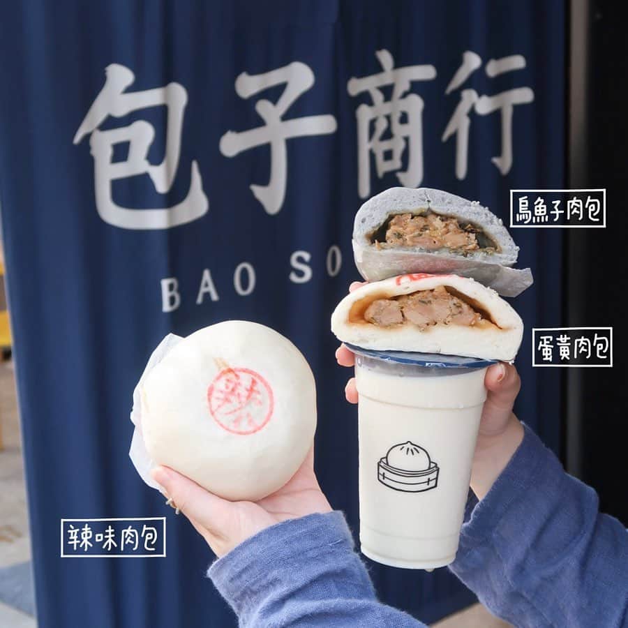 4foodie, for foodieさんのインスタグラム写真 - (4foodie, for foodieInstagram)「感謝 @earth85_ 的分享🙏🏻 🔹標記 #4foodieforfoodie 就有機會讓我們分享你的文章哦🔹 📍New Taipei City, Taiwan 包子商行 / 辣味肉包 蛋黃肉包 烏魚子肉包 香菇蔬菜包 生巧克力包 紅豆包 起司玉米包 / $25 $30 $70 $25 $25 $20 $25 美味程度：🌕🌕🌕🌕🌗 環境衛生：🌕🌕🌕🌕🌑 服務態度：🌕🌕🌕🌕🌗 再訪意願：🌕🌕🌕🌕🌕 🗺 新北市蘆洲區得勝街102號 🚇捷運三民高中站 ☎️02 8286 8800 ⏰6:00-22:00 💡補充💡 傳統的包子、饅頭也能走文青風 店面裝潢、包子口味都很創新！！ 源源不絕的客人一直來外帶離開 另外也有冷包子可以帶回家炊~  包子很紮實吃起來很香又有口感 超級好吃很喜歡這種口感的包子 先存起來這間超喜歡！！！ 黑色烏魚子肉包多了烏魚子的鹹香 黃色起司玉米新口味鹹甜鹹甜又有起司香 淺咖啡生巧克力不會太甜膩會爆漿要小心🤣 紅豆包綿密的紅豆餡也能吃到紅豆顆粒 會一吃再吃的那種口味  鹹口味基本上每個都好喜歡 辣肉包微微辣增加風味超喜歡 香菇蔬菜包每一口的蔬菜都很入味 蛋黃肉包就是肉包裡多一顆蛋黃 增加鹹的口感 #包子商行 #ㄩㄐ吃の圓滾滾🍍#ㄩㄐ吃三民高中站 #4foodie #4foodieforfoodie #4foodie三民高中站 #新北市美食 ©版權所有，不得轉載copyrights reserved」6月5日 18時31分 - 4foodie
