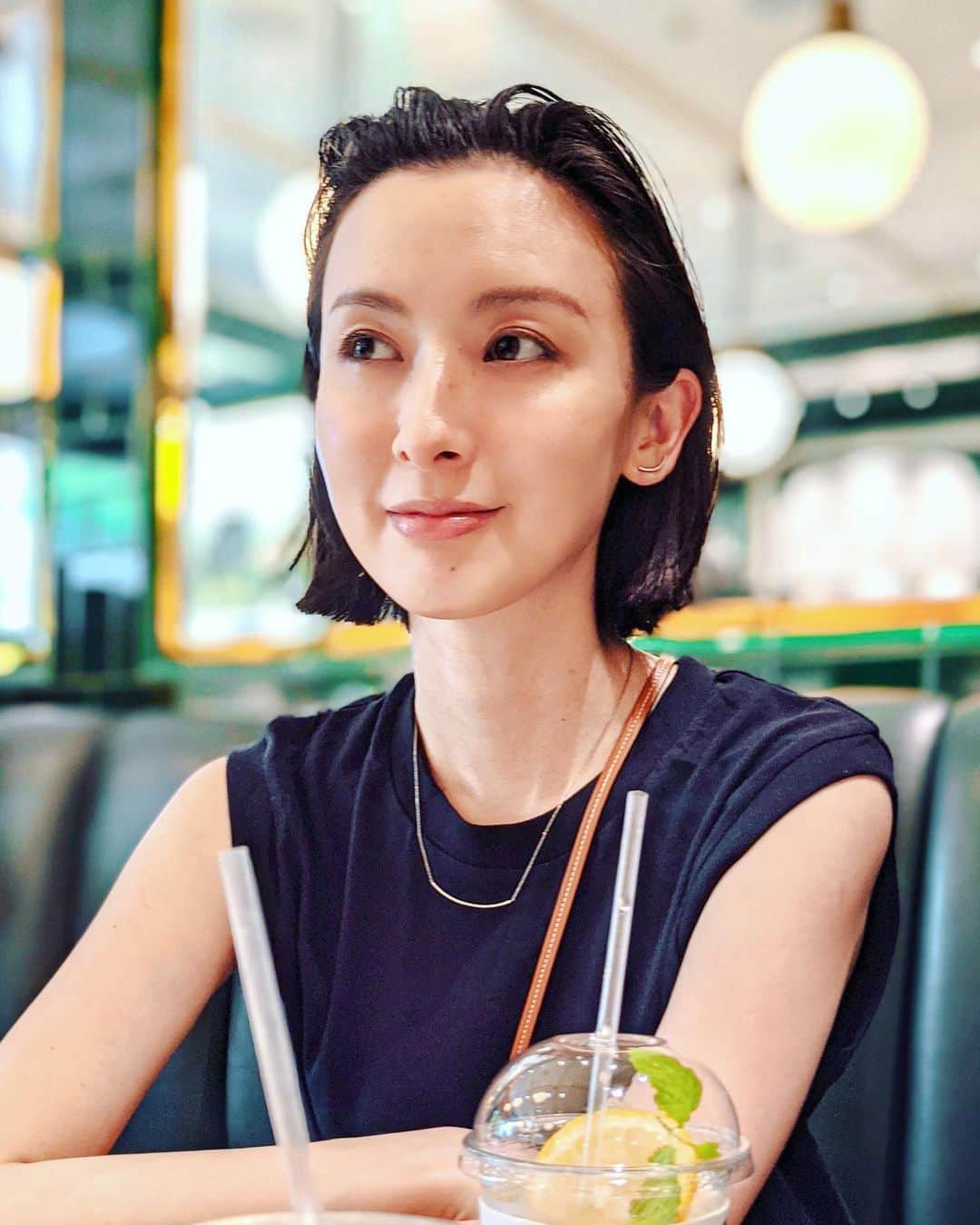 前田紀至子のインスタグラム：「久しぶりにヘアサロンに行って、髪をバツッと揃えて貰いリフレッシュ。  手前味噌ながらオールバックのワンレンスタイルも板についてきたような気がしています。  サロンでお話しながら、この夏は美容にもっと力を入れよう！と熱血スイッチが入ったタイミングでP&Gから新しく出たKIMEAのシャンプーとトリートメント、地肌用美容液のセットを楽天より頂き早速取り入れ始めました。 小田切ヒロさんによる監修のこちら、髪だけじゃなく地肌にもアプローチするとのことで、まさに求めていた製品そのもの（地肌ケアが大事だと聞いたばかりだったから）。 地肌用の美容液も買おうと思っていたらタイムリーにそれも付いていたので最高にありがたい！  使い心地も、近年お気に入りの「美容液シャンプー感覚」で使える心地良いもの。程よいとろみと髪を労ってる感が感じられるものが好きなんです。  現在楽天スーパーセール中（何を隠そう楽天のマラソンが大好き。写真のタンクもマラソンで買ったBIOTOPヘインズ）でポイント還元含めかなりお得に買えるので、今の間にもう1セット買おうかなと本気で考え中。  #KIMEA#キメア#ヘアケア#地肌ケア#pr#楽天スーパーセール#楽天ROOMに載せてます#ROOMインフルエンサー」