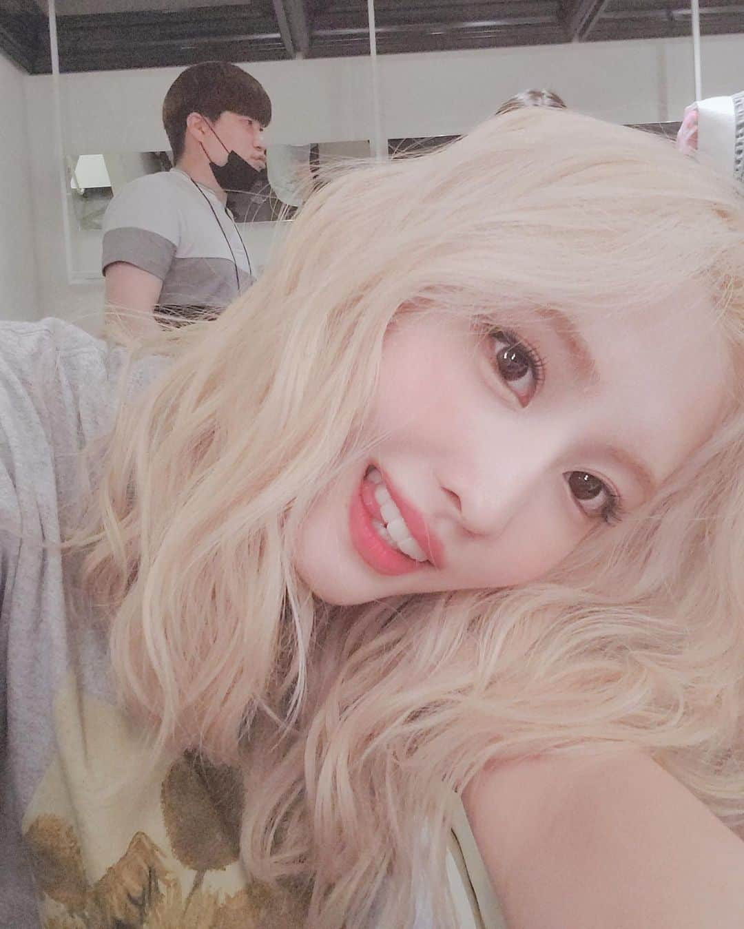 モモさんのインスタグラム写真 - (モモInstagram)「Selfies from the Spotify Live Chat 💛 -  #MOMO #트와이스 #모모 #平井もも #もも #TWICE」6月5日 18時37分 - momojype