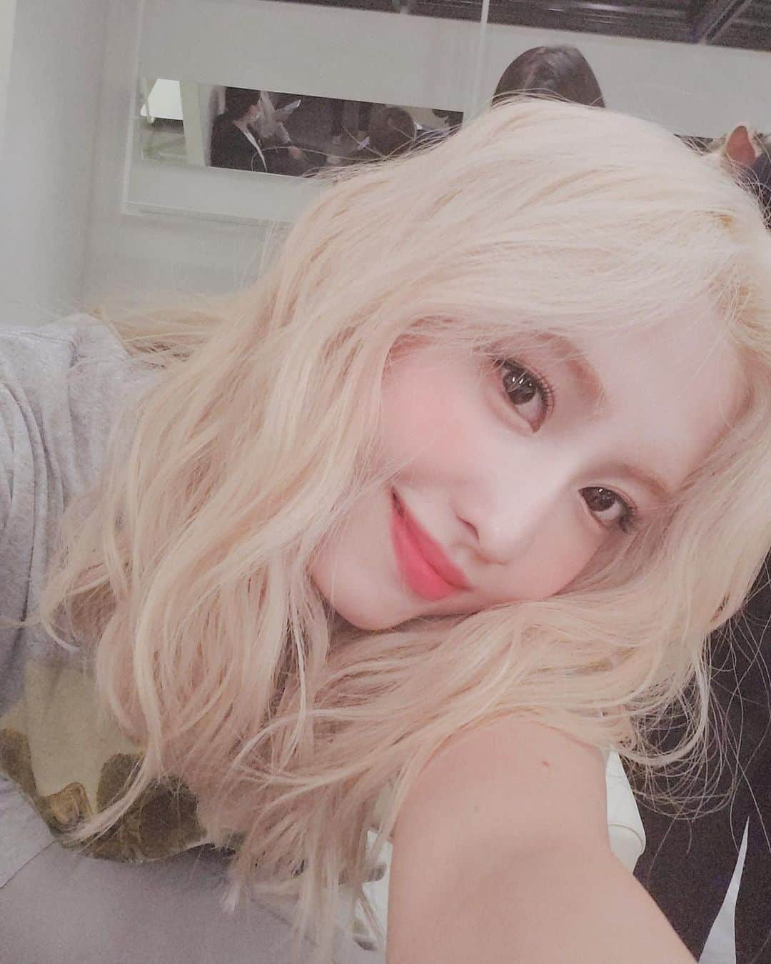 モモさんのインスタグラム写真 - (モモInstagram)「Selfies from the Spotify Live Chat 💛 -  #MOMO #트와이스 #모모 #平井もも #もも #TWICE」6月5日 18時37分 - momojype