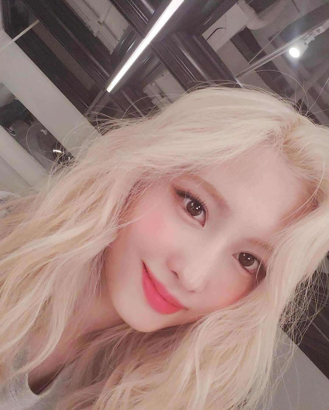 モモさんのインスタグラム写真 - (モモInstagram)「Selfies from the Spotify Live Chat 💛 -  #MOMO #트와이스 #모모 #平井もも #もも #TWICE」6月5日 18時37分 - momojype