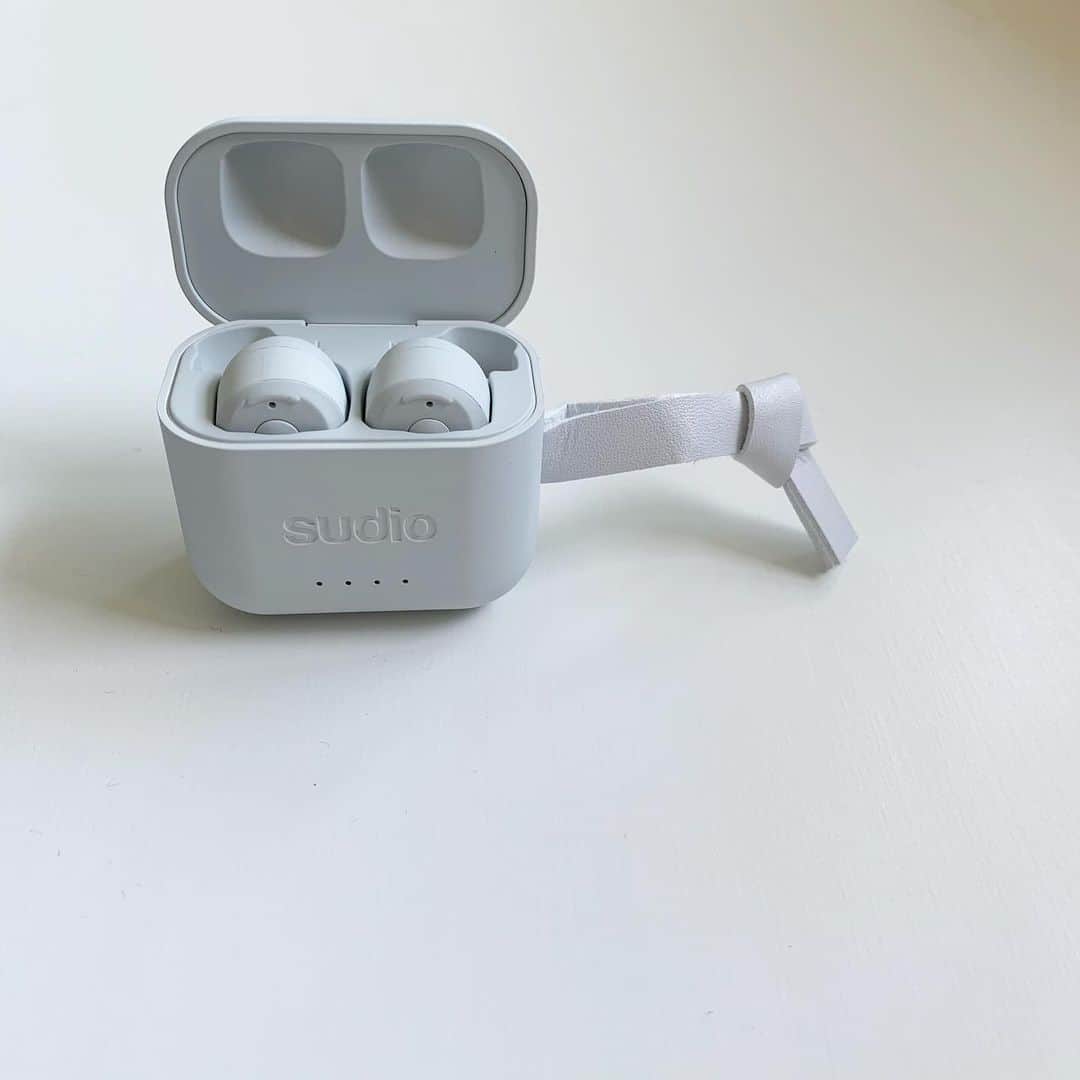 eve_mi_nさんのインスタグラム写真 - (eve_mi_nInstagram)「+ Sudio ETT White + Sudio初のアクティブノイズキャンセリング（ANC） 機能搭載で通勤の間も快適✨ 置くだけで充電できるワイヤレス充電 や防水なのも嬉しいですね☺︎ + 先着でトートバッグもプレゼント中🎁 + https://www.sudio.com/jp/ ↑ 公式サイトで15%offになるクーポンコード 【evemin15】8/31まで。 + Thank you @sudio ❤︎ ＿＿＿＿＿＿＿＿＿＿＿＿＿＿＿＿＿＿＿＿＿＿＿＿＿＿＿ #sudio#sudiomoments#イヤホン#ワイヤレスイヤホン#sudioett#猫のいる暮らし」6月5日 18時52分 - eve_mi_n