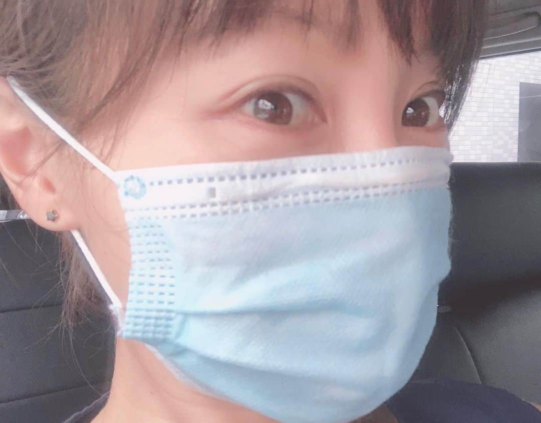 福島和可菜さんのインスタグラム写真 - (福島和可菜Instagram)「今日もあちぃー☀☀☀ こんな日は…ビアガーデンに行きたいわーい🍺 （とは言えまだまだ家で一人酒の予定ですが…🤭（笑）） 自宅のテラス（ベランダ）にしよっと😁  今日の私は、ナチュラルメイクdayです💄 もはやYouTubeでスッピンを公開してしまったので、怖いものはないゼ…的な😂（笑）  まだまだMAXな活動は出来ておりませんが、  少しづつ、動いています✨✨✨ 準備は色々出来てるゼィ😄  徐々にお知らせ出来ると思います😆✋ 明日から、スタジオにも復活します🎙  楽しみだなぁ☀️ 皆様、ステキな金曜日を🥰  #ハナキン #Friday #ぼっち飲み #慣れた #笑 #特技 #食べ飲み放題 #趣味 #一人酒 #ナチュラルメイク #マスク #車移動 #LOVE #beer #メイク #make #金曜日 #MAX #楽しみ #週末は #久々 #山 #早寝早起き #radio #スタジオ #⛰ #🍺 #❤️ #🏃‍♂️ #👟」6月5日 18時47分 - fukushimawakana