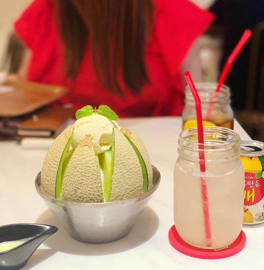 橋元優菜のインスタグラム：「思い出投稿📸  疋田紗也(@hikita_saya)ちゃんと行った自由が丘のピンス屋さん🍈 暑くなってくると食べたくなる🤤  #自由が丘 #ピンス #かき氷 #韓国グルメ #メロン #メロンパフェ #梨 #梨ジュース #빙수 #빙수맛집 #カフェスタグラム #カフェ巡り #スイーツ巡り」