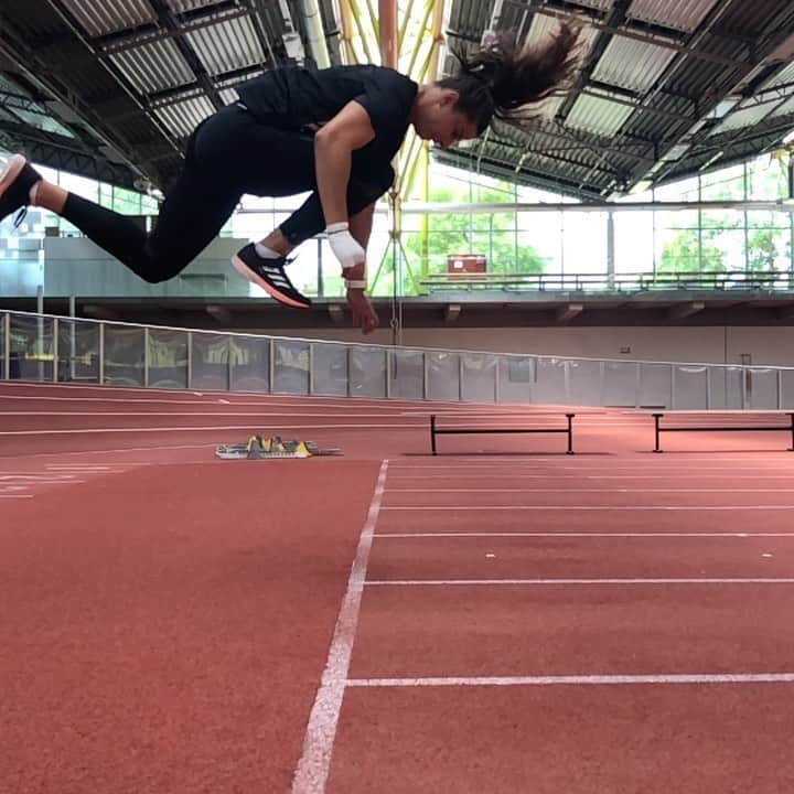 Katrin Fehmのインスタグラム：「Sprünge sind eine meiner Lieblingstrainingsmethoden 💥😊 die geballte Power in den Abdruck stecken und springen 🙌 was ist dein Lieblingstraining? . Outfit: @adidas_de ♥️ . . #trackgirl #trackandfield #sportsinmunich #running #passion #gettingfaster #afbledern #adidasathlete #heretocreate #oneteam #hometeam #homehero #jumping #flyinghigh #tracknation *werbung」