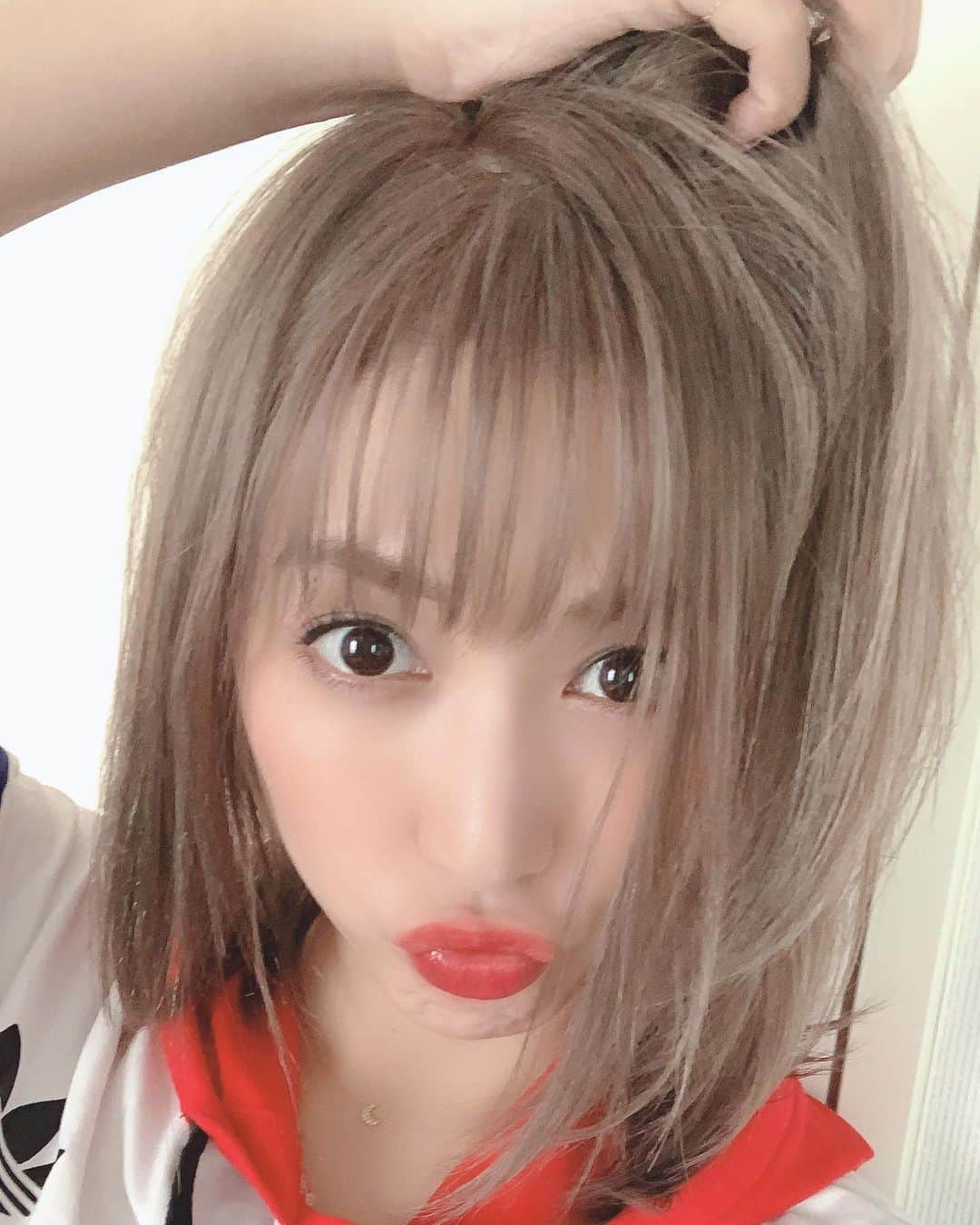 大島麻衣さんのインスタグラム写真 - (大島麻衣Instagram)「New hair color🤩💜 ずぅーーとやってみたかったんだけどブリーチってなんか怖くてチャレンジできなかったんだけど！ 人生初ブリーチしたよぉーーー‼️ そして、こんな素敵なカラーになりました😍💜 やってよかった😍 やっぱりやりたいことはやらなきゃね😙いつでもチャレンジ精神を持っていろんなことに挑戦していこうと思います😁✌️ どうどう？？似合う？？😝 #newhaircolor  #初ブリーチ #アッシュグレー  担当:U-REALM ginza @u_realm_keisuke」6月5日 19時01分 - maioshima911