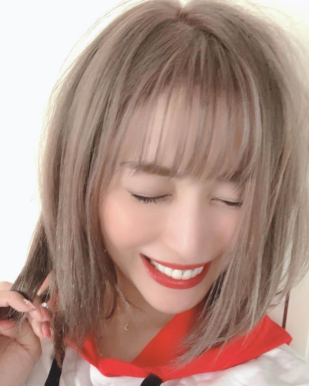 大島麻衣さんのインスタグラム写真 - (大島麻衣Instagram)「New hair color🤩💜 ずぅーーとやってみたかったんだけどブリーチってなんか怖くてチャレンジできなかったんだけど！ 人生初ブリーチしたよぉーーー‼️ そして、こんな素敵なカラーになりました😍💜 やってよかった😍 やっぱりやりたいことはやらなきゃね😙いつでもチャレンジ精神を持っていろんなことに挑戦していこうと思います😁✌️ どうどう？？似合う？？😝 #newhaircolor  #初ブリーチ #アッシュグレー  担当:U-REALM ginza @u_realm_keisuke」6月5日 19時01分 - maioshima911