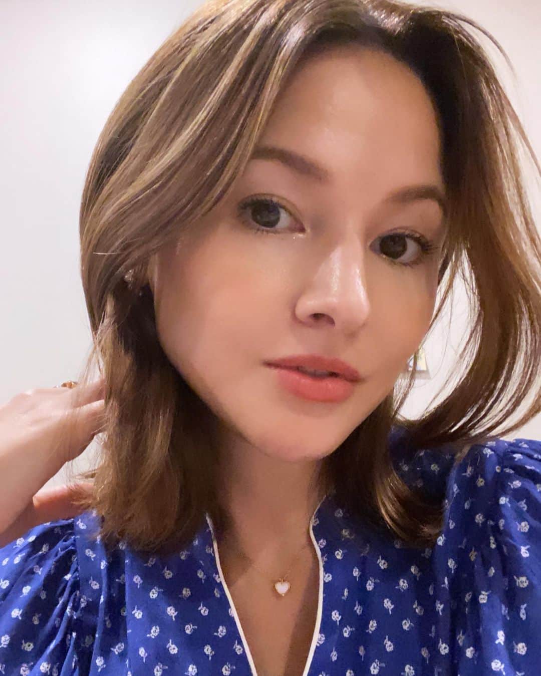 橋本麗香のインスタグラム：「重力に逆らおうとはしません どう上手く付き合えるか… ． ナチュラルさは宝物。 自分本来の力を信じつつも サポートして頂く。 ． なんだか身体のトレーニングに似ています。 何もしないとなんだか寂しい身体に… そこへトレーニングを取り入れると 張りを取り戻す。 ． そんな感じのナチュラルでヘルシーな 美容をいつも意識して 信頼出来る恵子先生にお願いしております。 @tcb_shiomitsu ． ハイフで肌組織の奥の細胞を呼び覚まします。 寝ていた細胞をちょこっと起こすだけ ハッと目覚めた細胞は 張りと艶を引き連れて来ます。 ． 次回は表皮ケアかな😍💕 ． @tcbshinjuku」